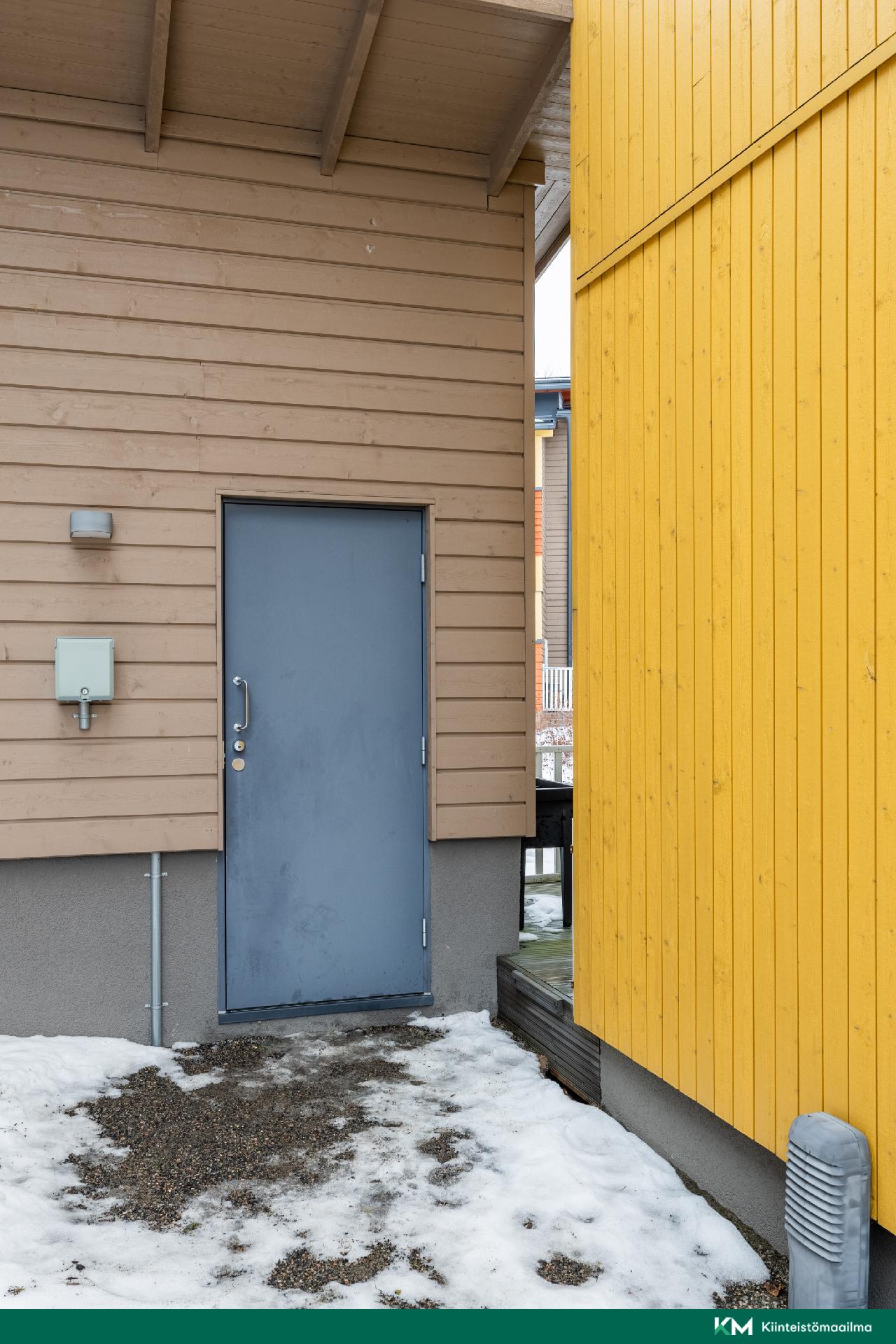 Huoneistolle kuuluu tilava varasto