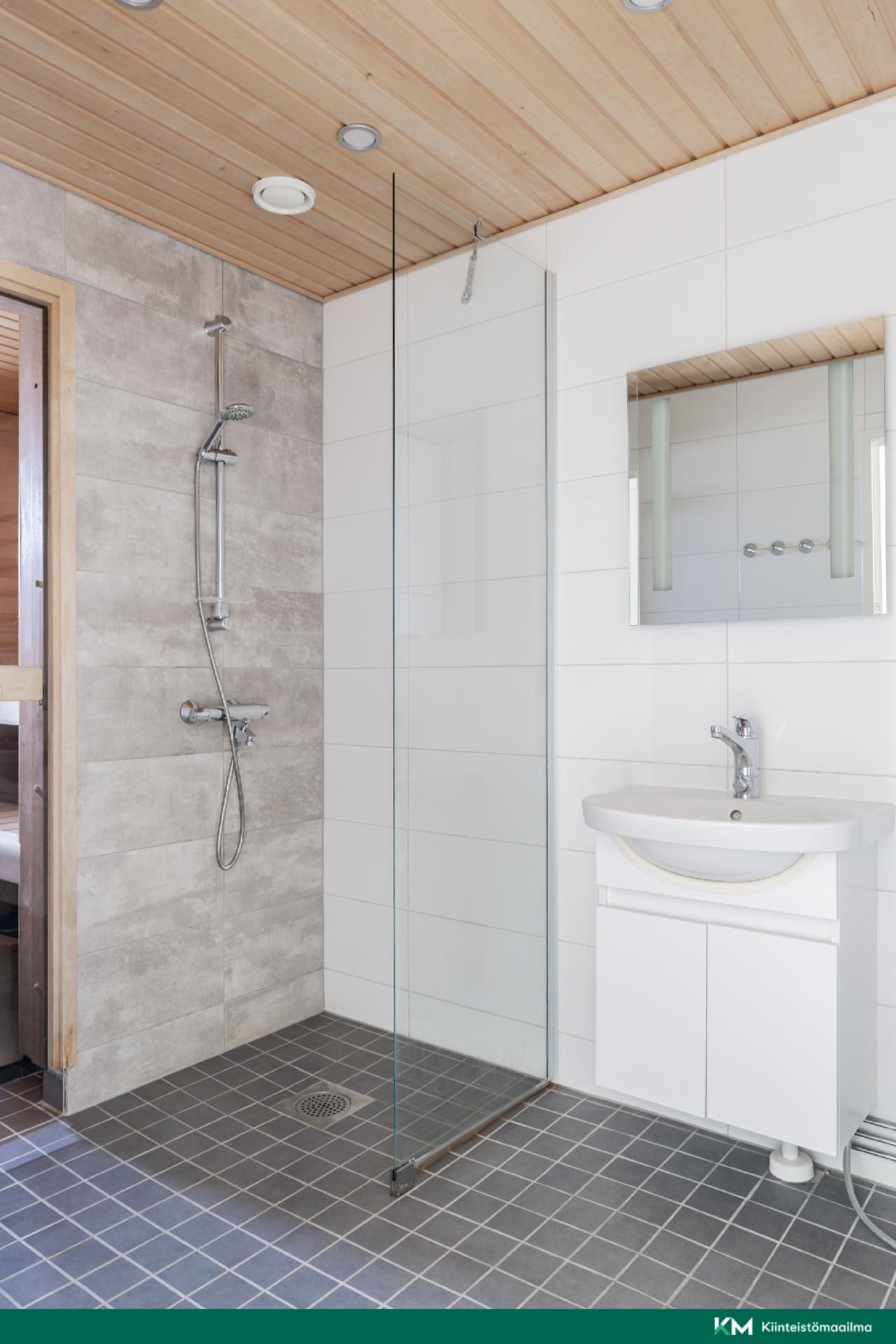 Yläkerran kylpyhuone