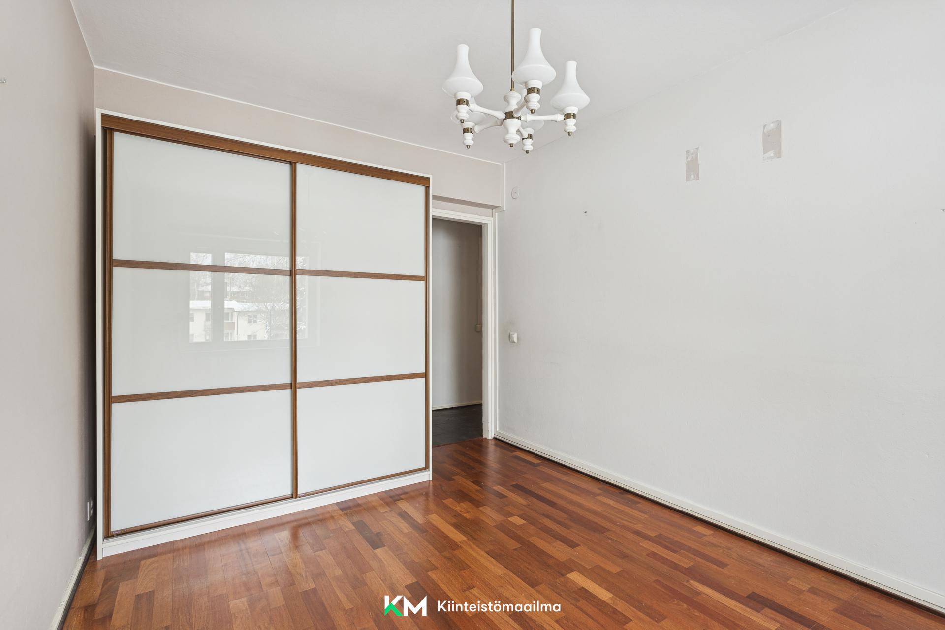 Makuuhuoneessa liukuovikaapisto