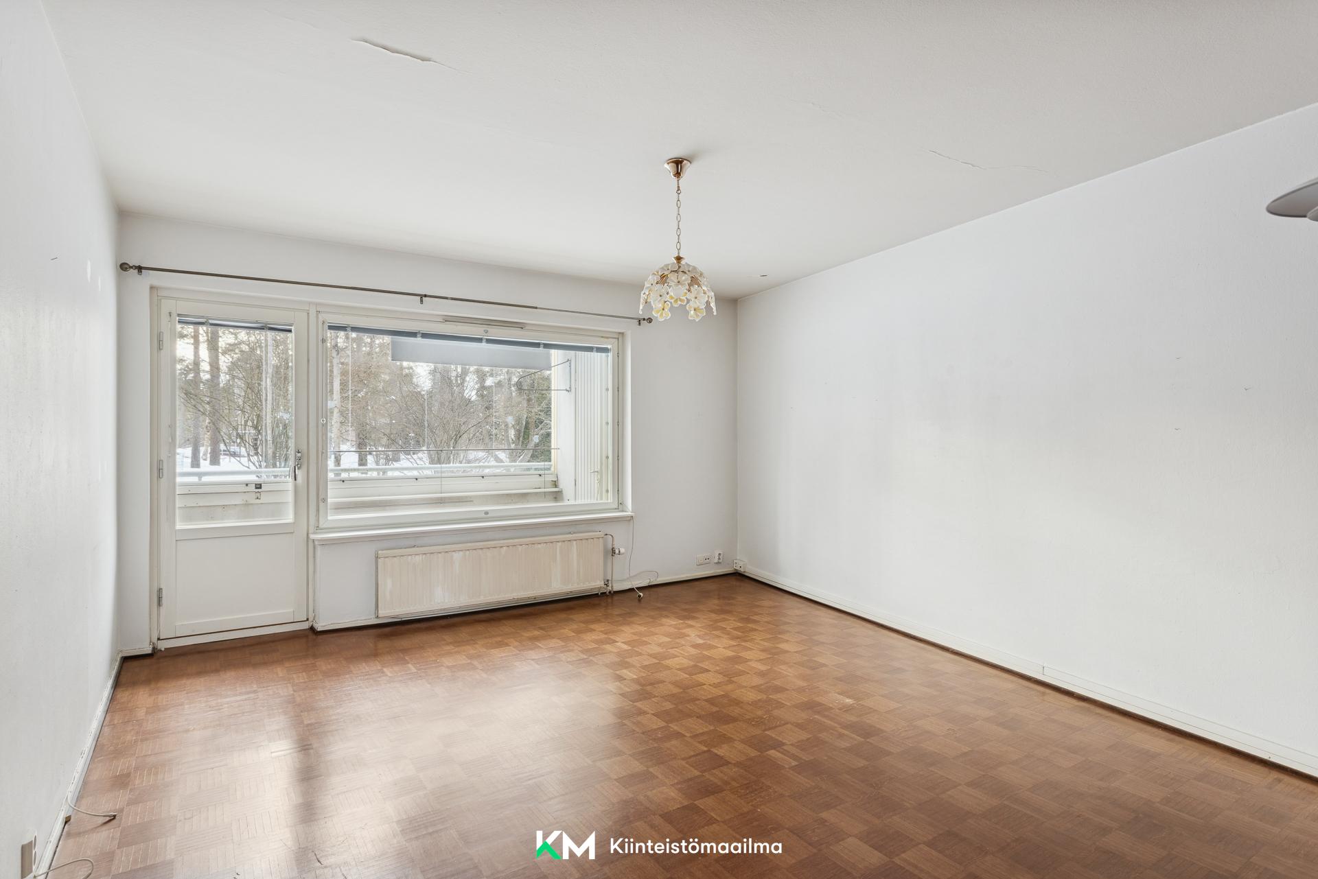 Valoisa huoneisto läpitalon