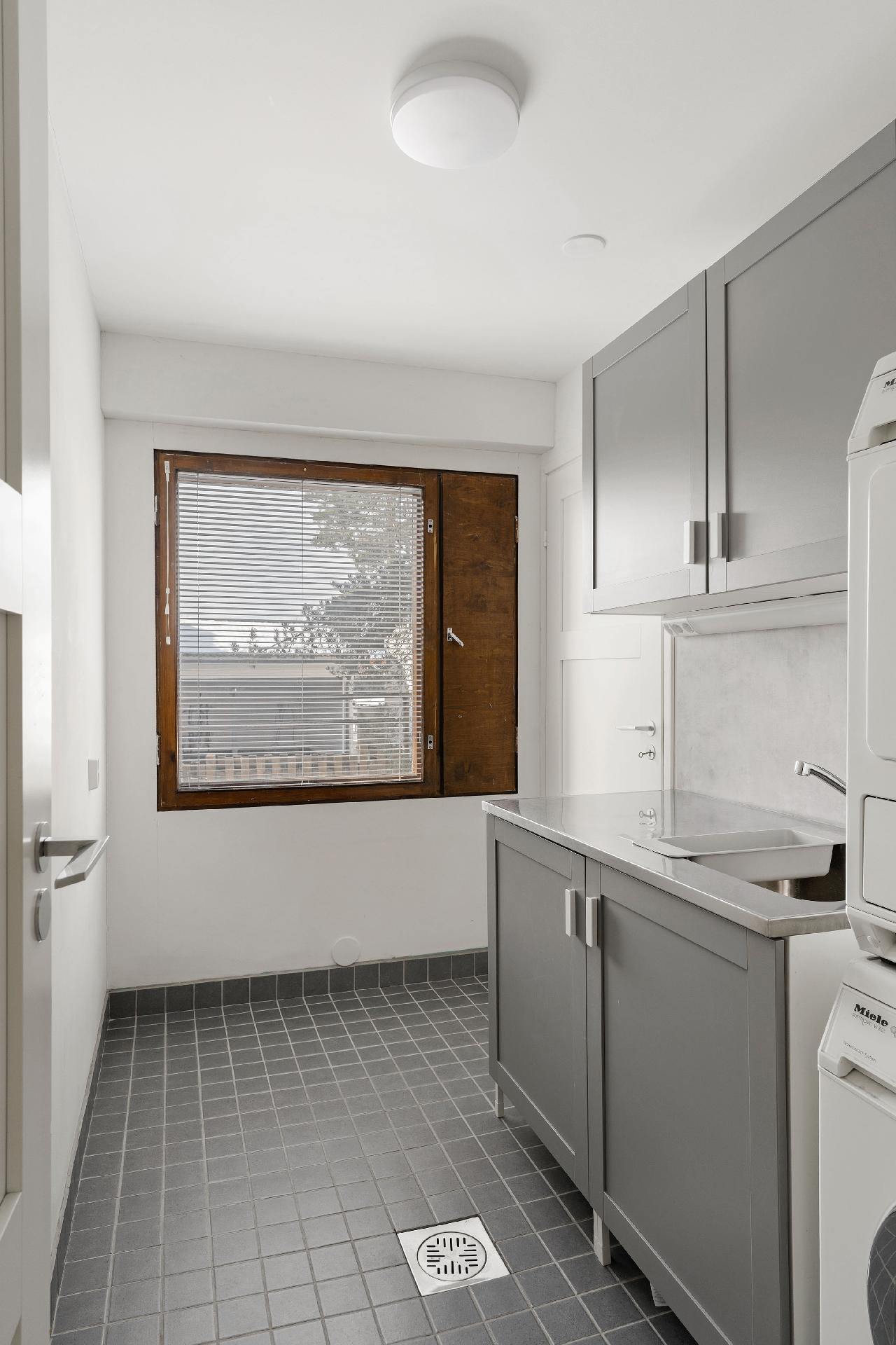 Kodinhoitohuonem josta käynti tekniseen tilaan