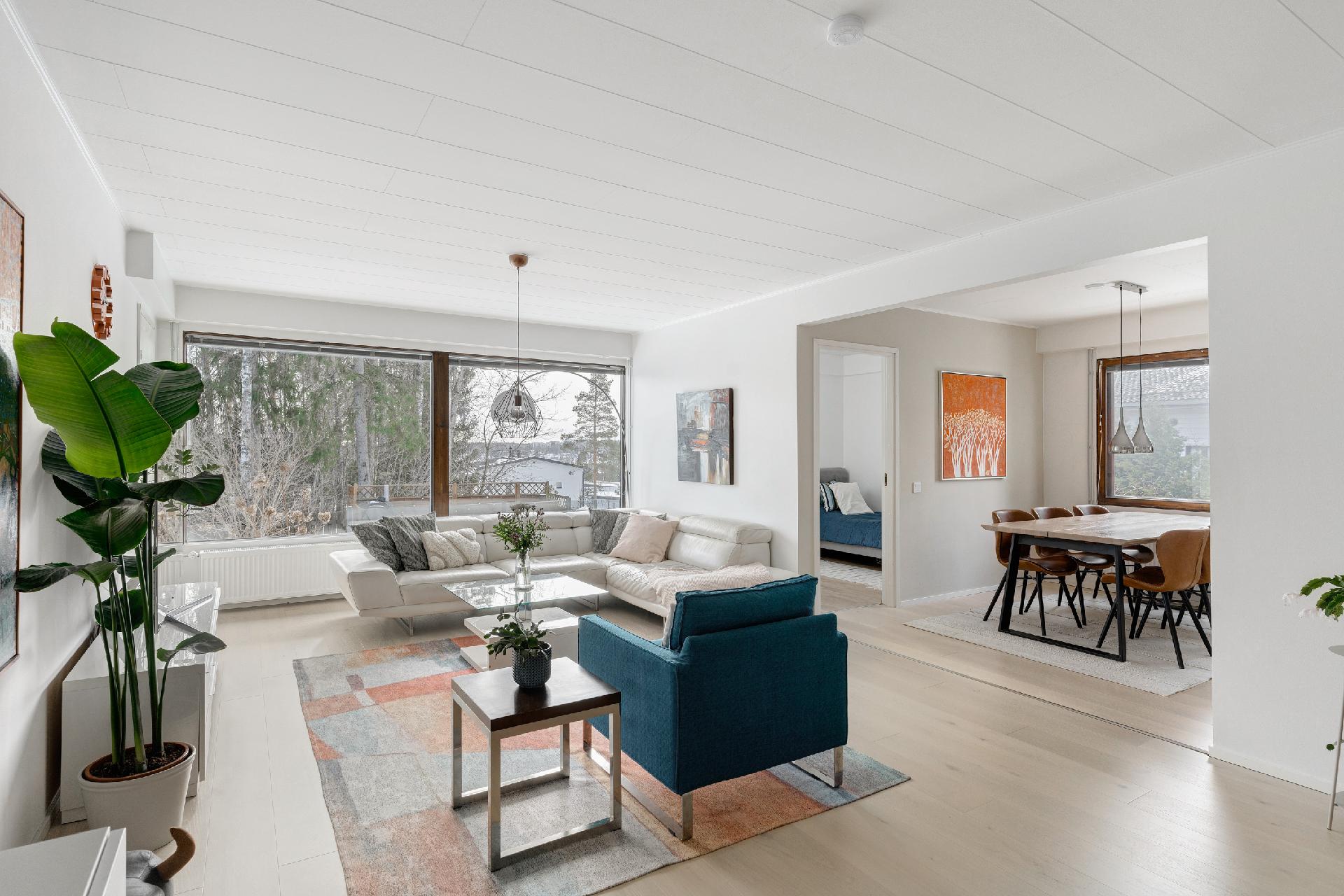 Tilava olohuone johon ruokailutila yhdistyy