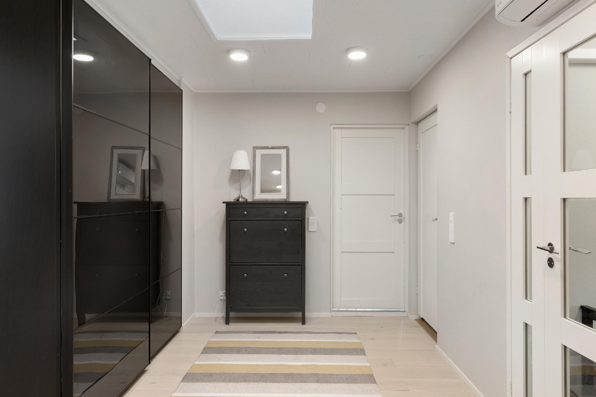 Eteinen, joss iso säilytyskaapisto