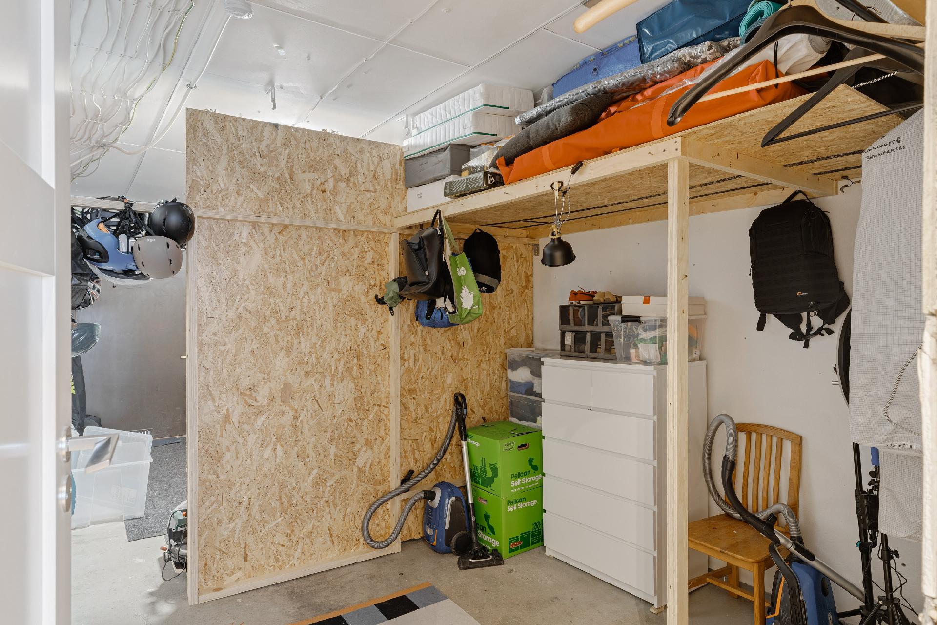 Auotallin takaosaa, joka erotettu seinämällä