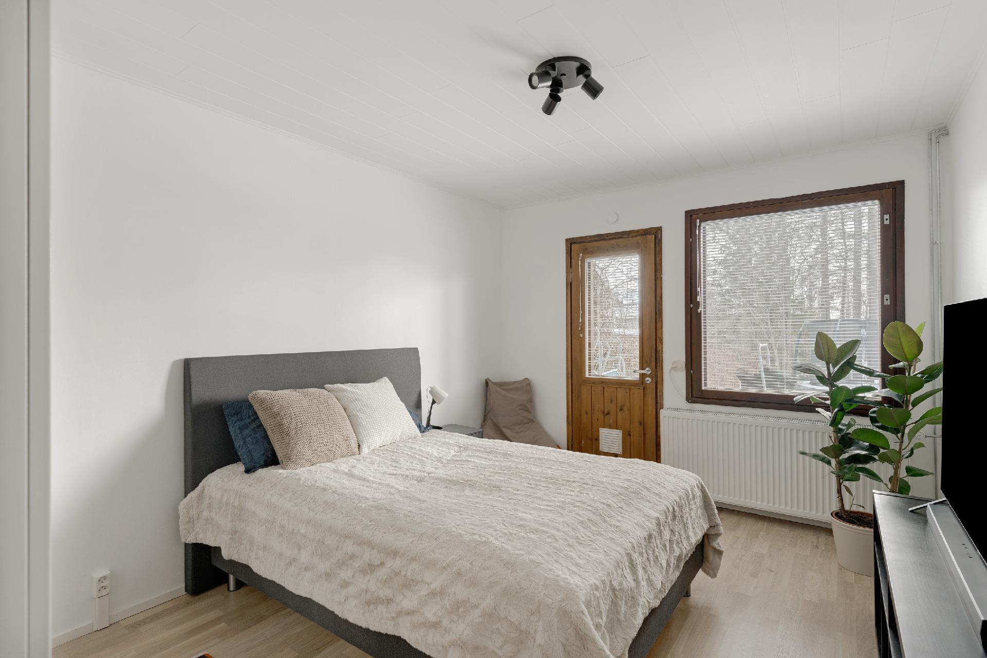 Tästä makuuhuoneesta on käynti myös takaterassille