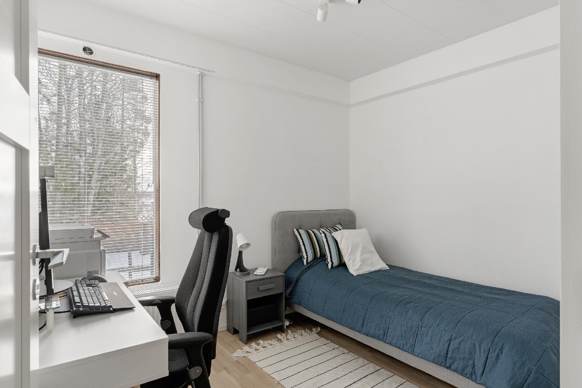 Työhuone / pieni makuuhuone keittiön vieressä