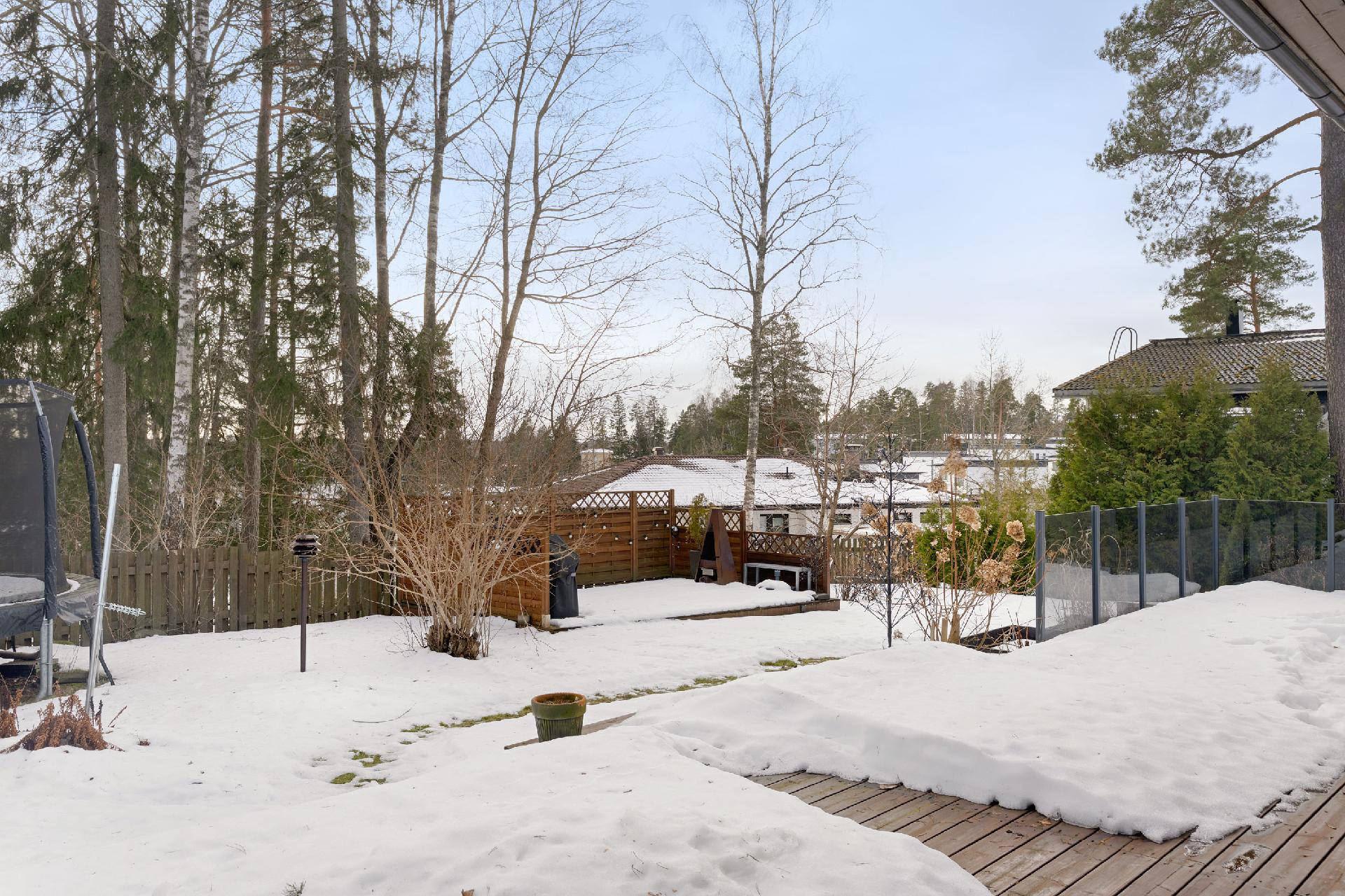 Takaterassi ja suuri piha