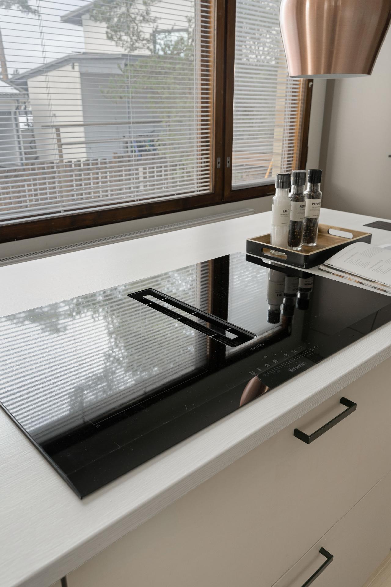 Induktiotason yhteydessä on liesituuletin