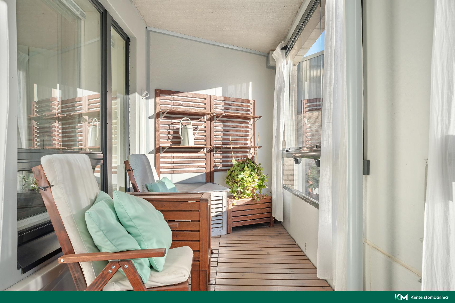 Iltapäivän aurinko parvekkeella.