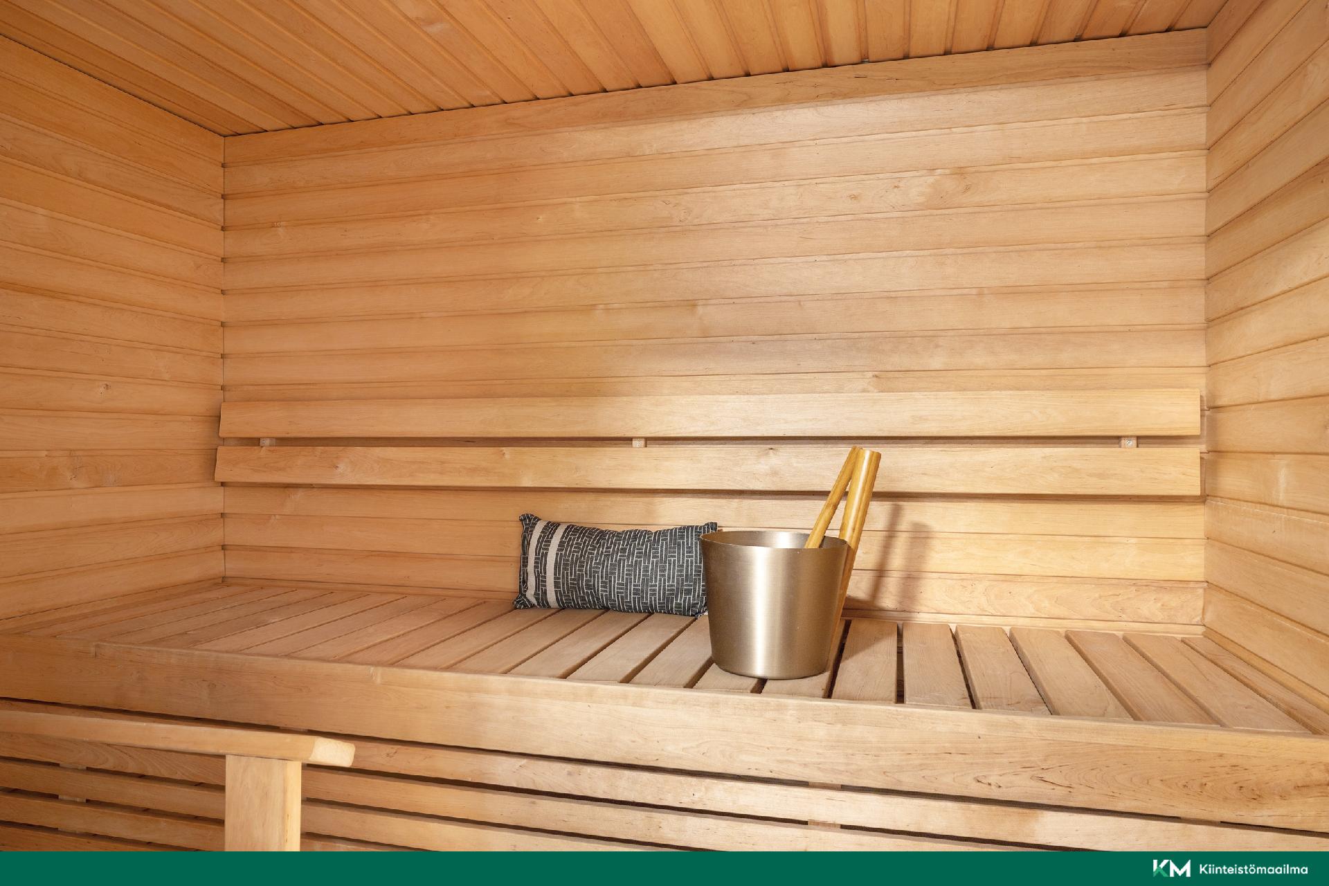 Oma tilava sauna.