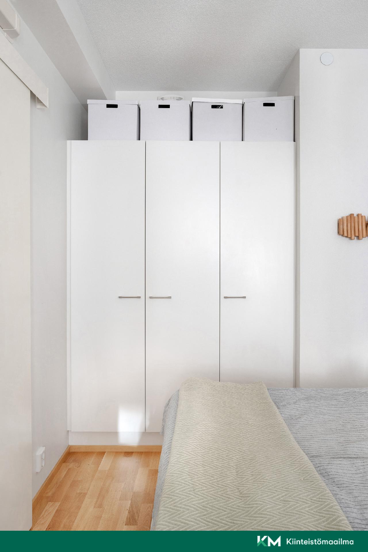 Makuuhuoneen kaapisto.
