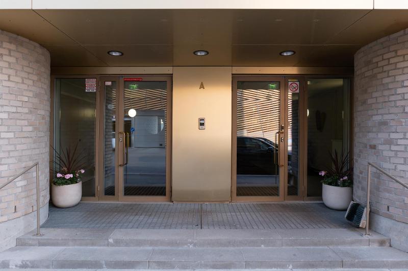 Kutsuva sisäänkäynti.