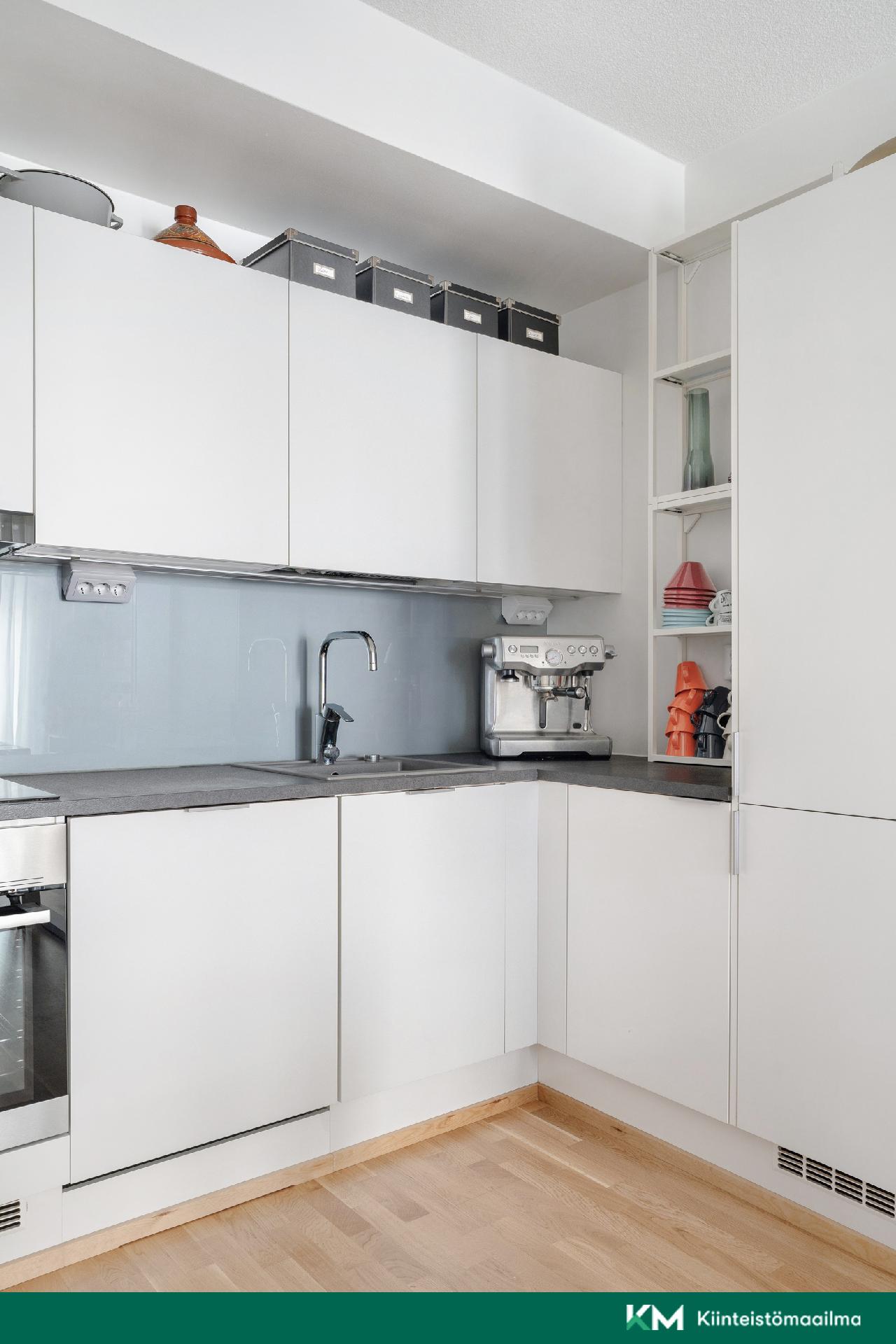 Keittiökoneet ovat integroituja.