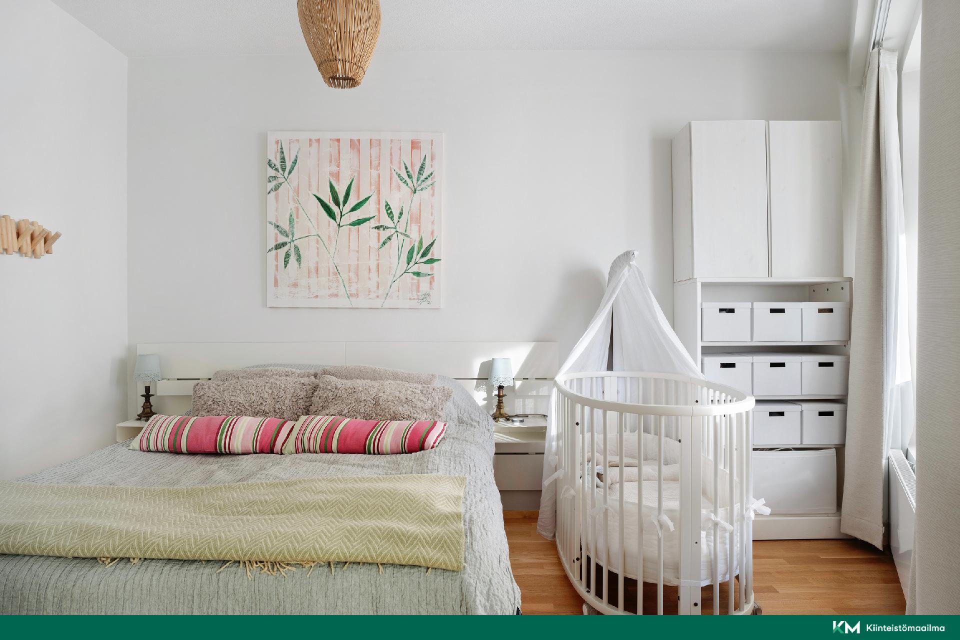 Makuuhuoneessa tilaa työpöydälle tai toiselle sängylle.