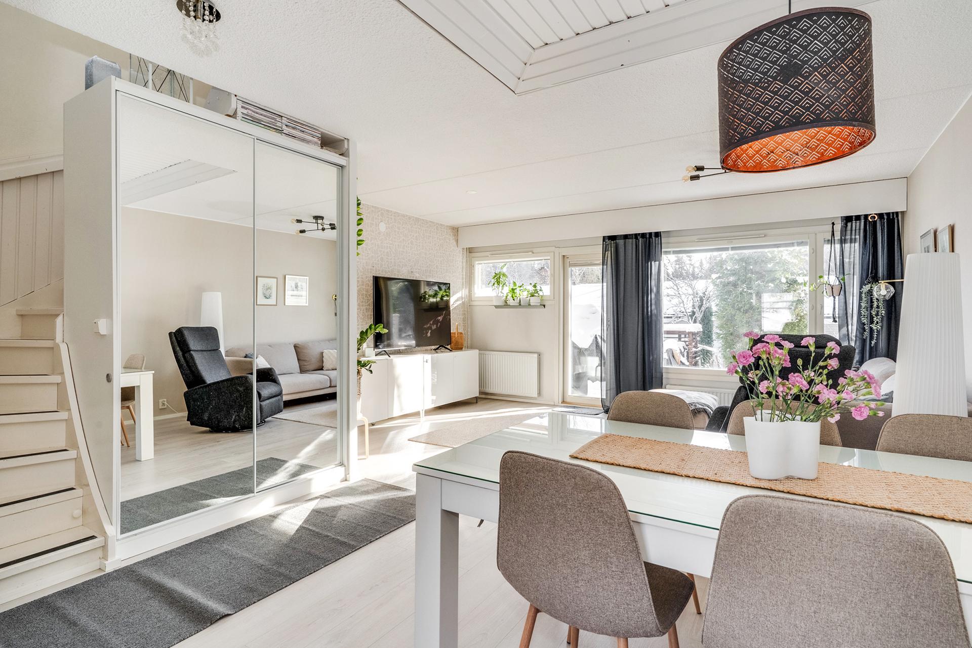 Portaiden alapuoli on hyödynnetty säilytystilana.