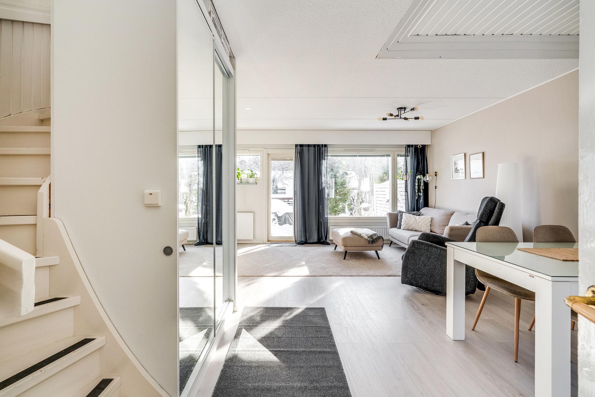 Näkymä eteisestä.