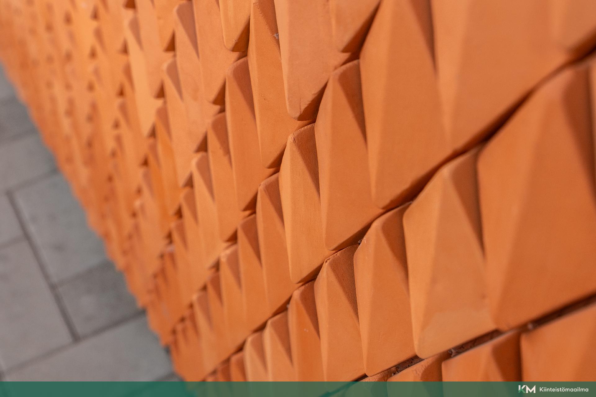 Uniikki yksityiskohta talon julkisivussa