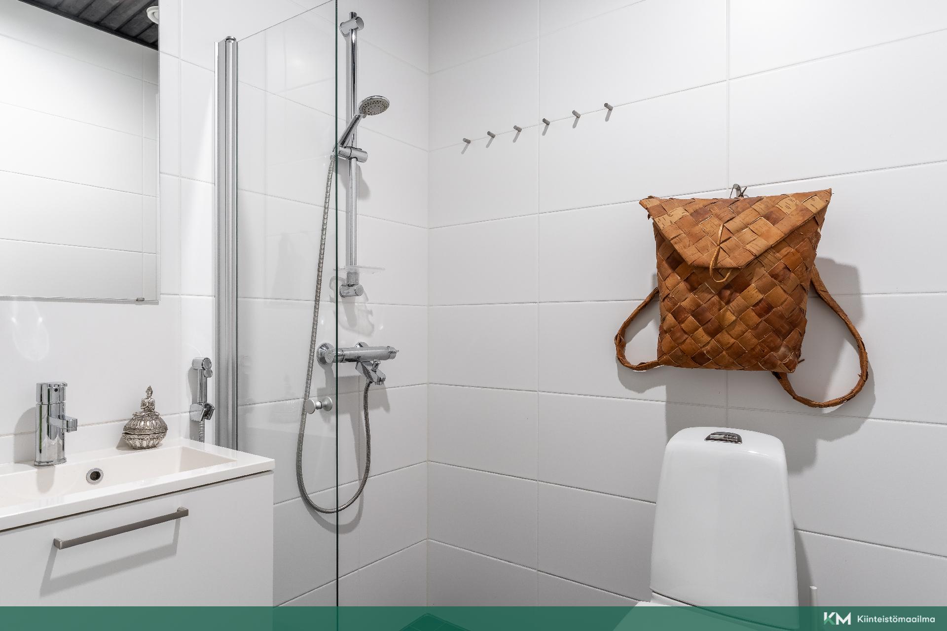 Alakerran kylpyhuone