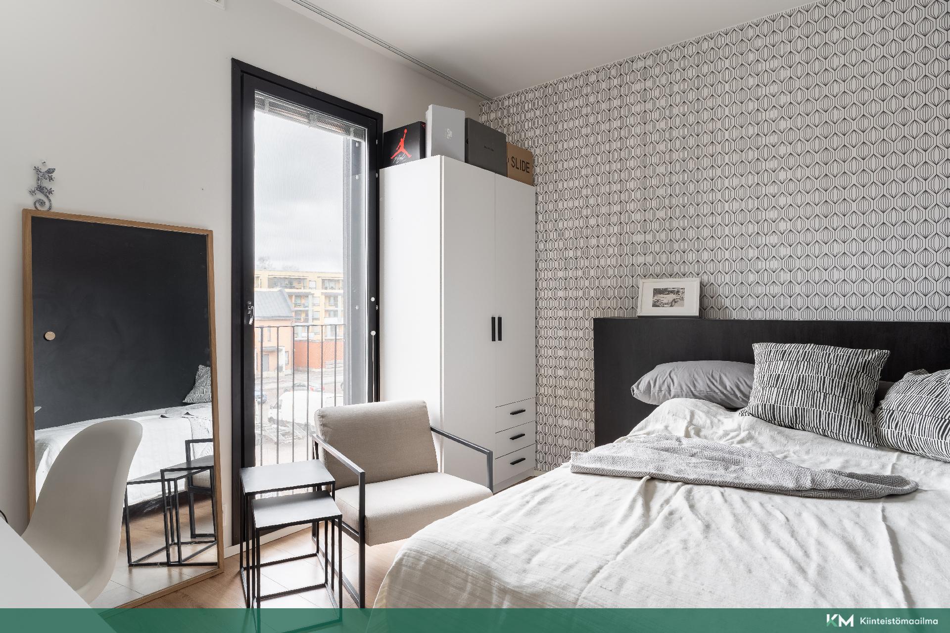 Makuuhuone ranskalaisella parvekkeella