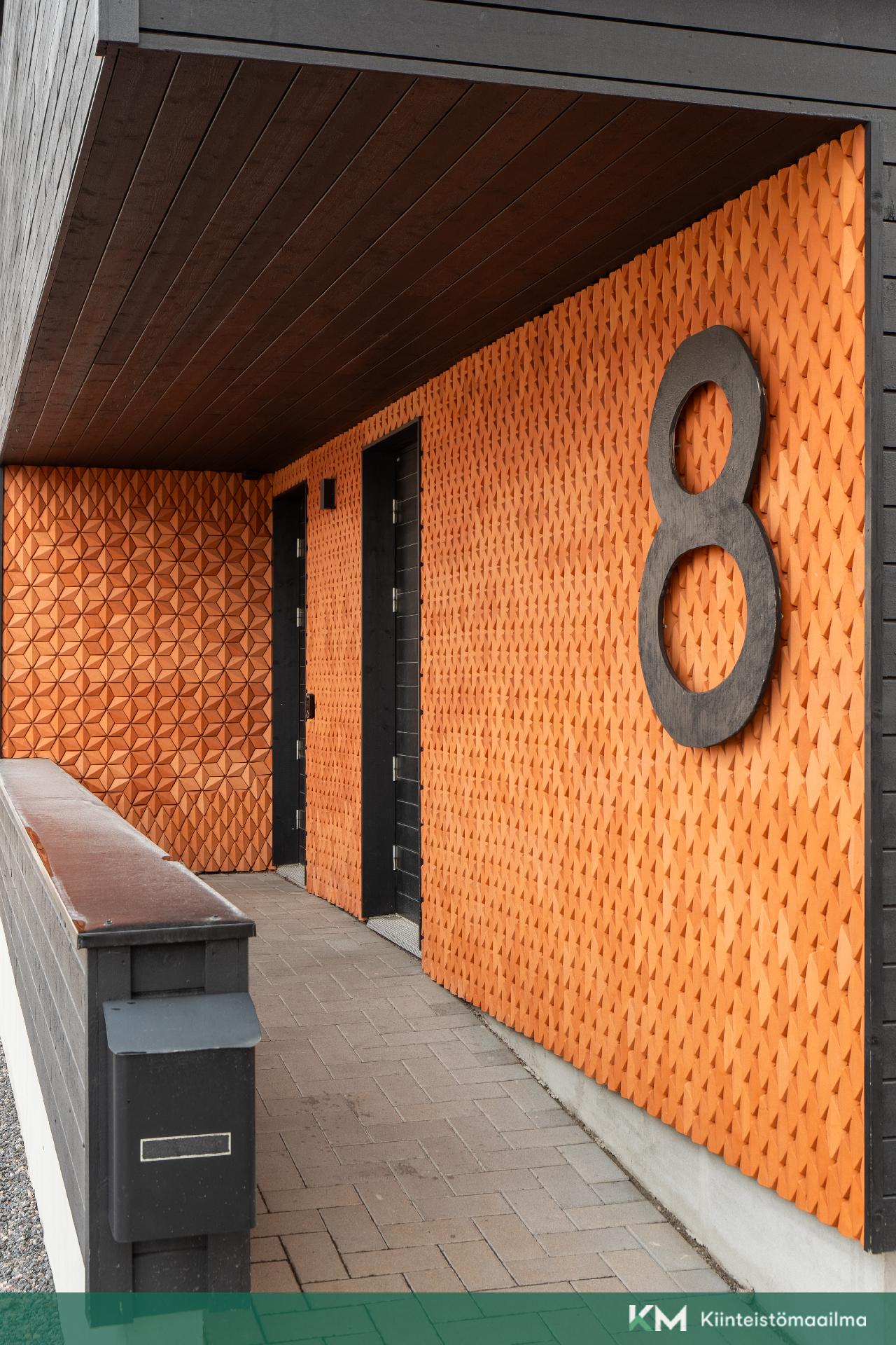 Asuntoon kaksi sisäänkäyntiä