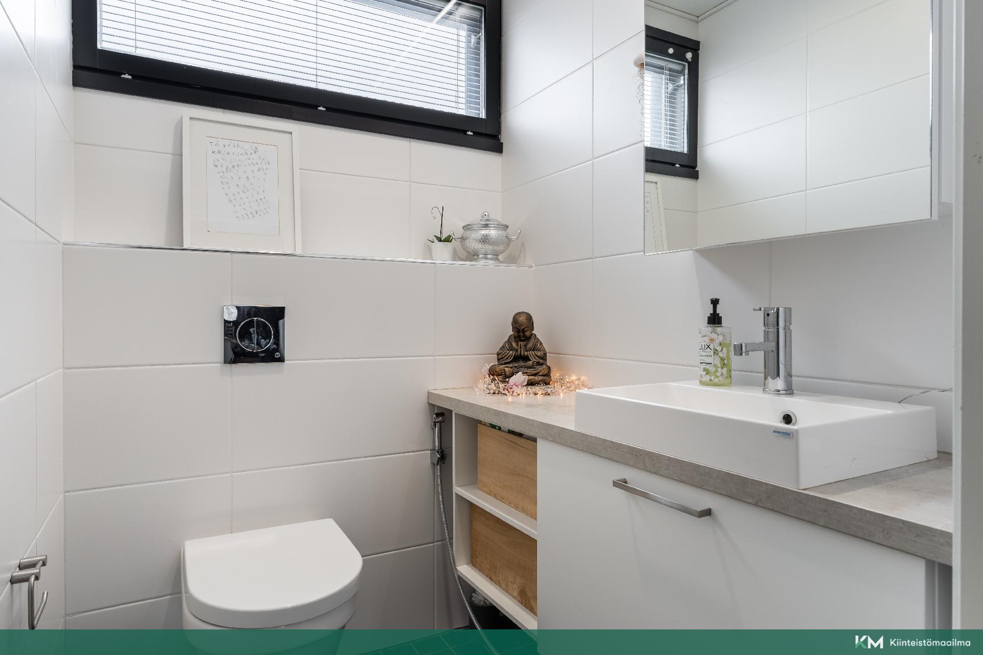 Yläkerran erillis wc