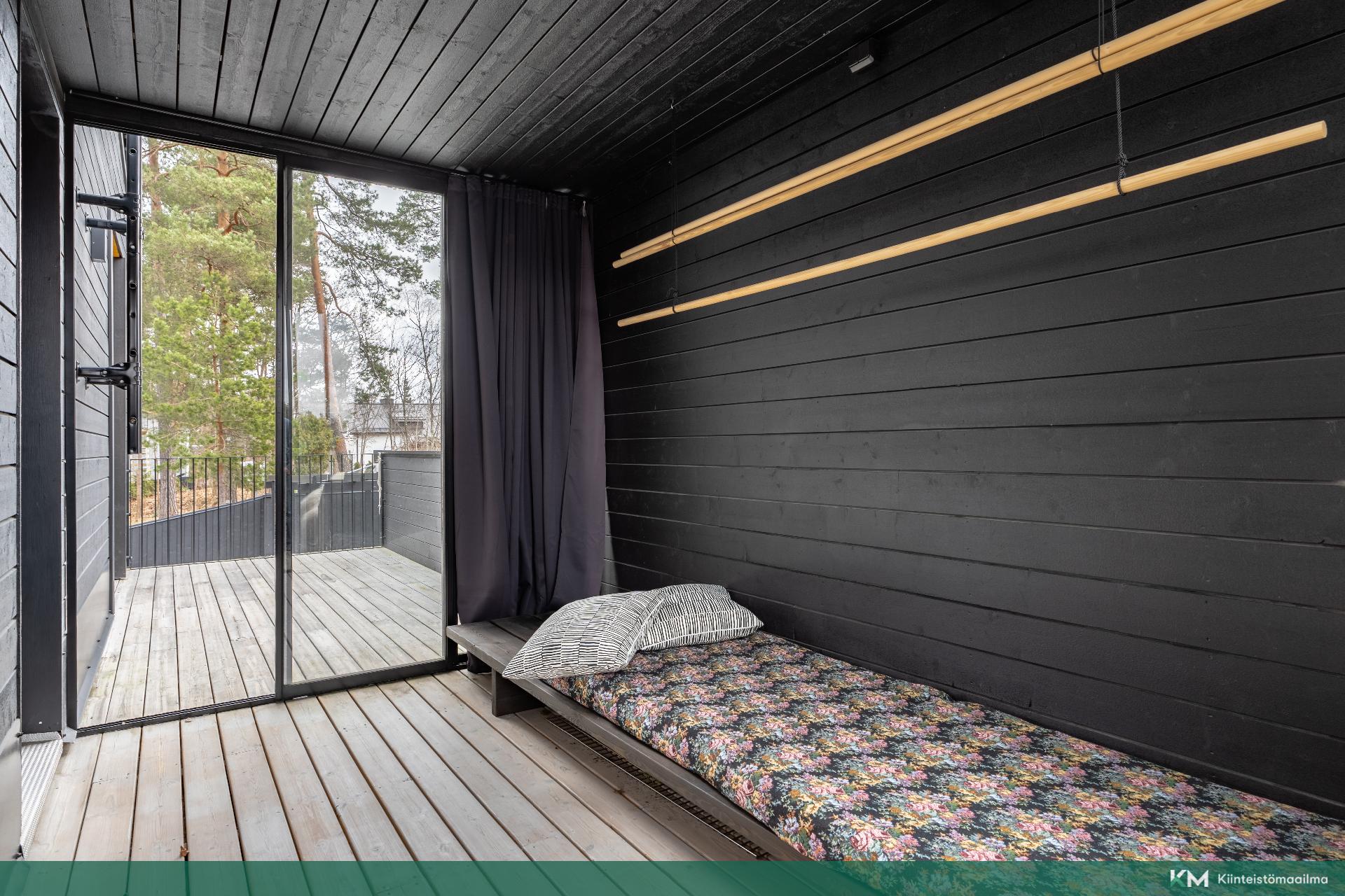 Osin katettu terassi yläkerrassa