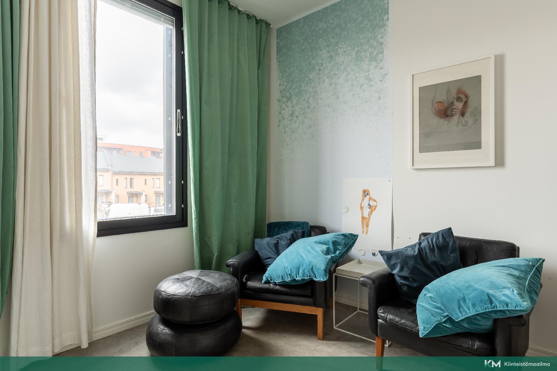 Alakerran makuuhuone/ työhuone