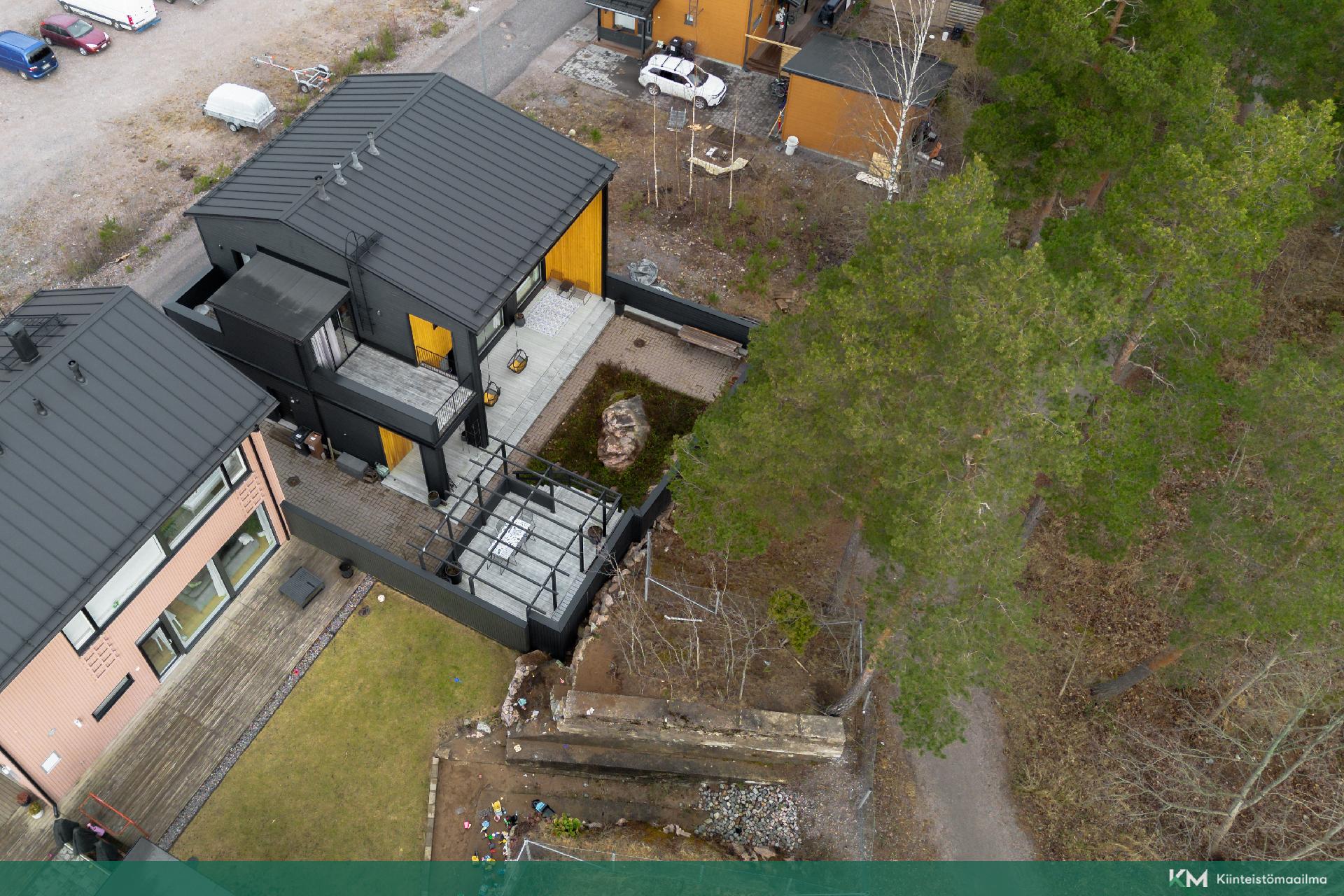 Aidattu helppohoitoinen piha terassilla sekä pergolalla