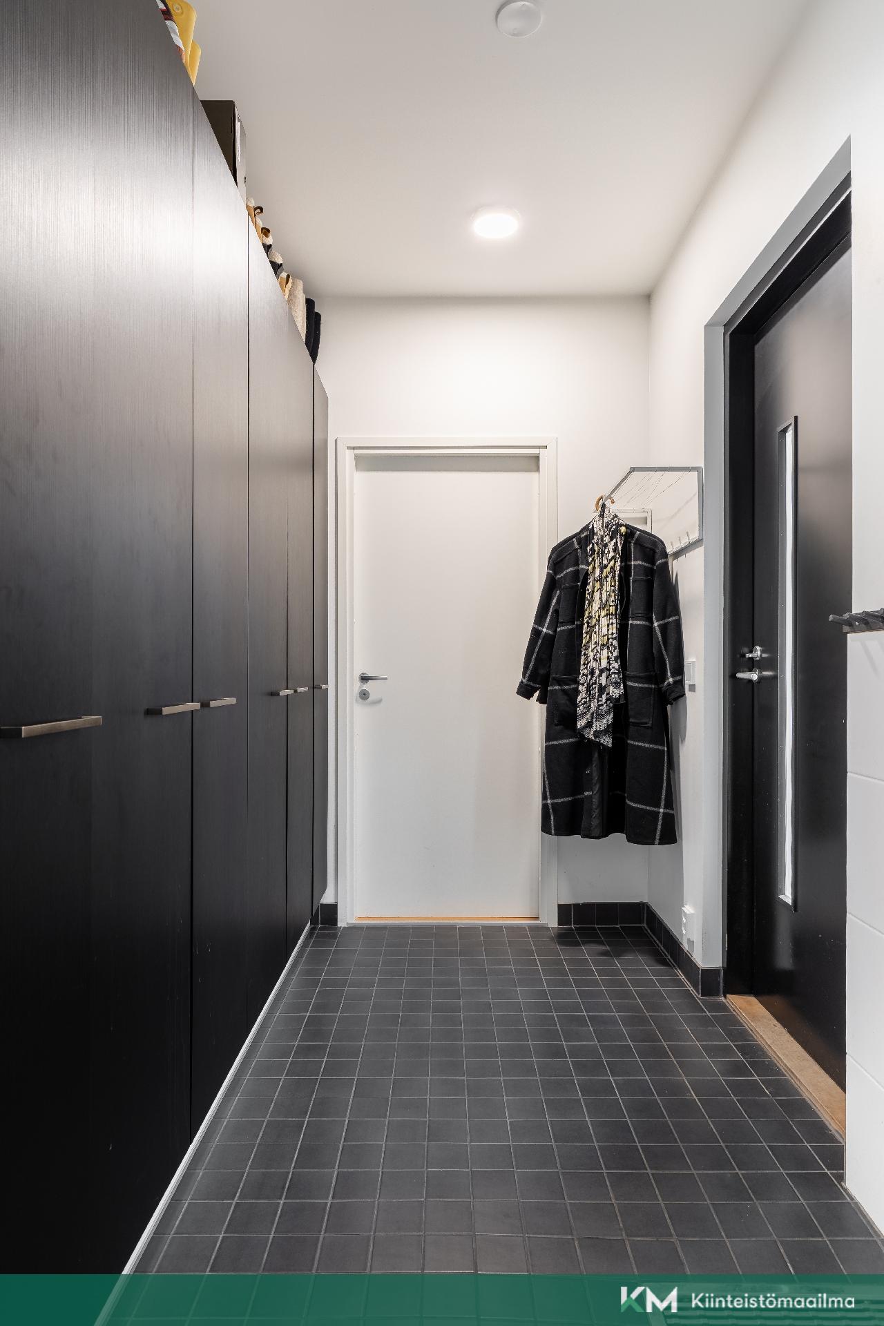 Valkoisen oven takana suuri varasto, heti sisääntulon yhteydessä