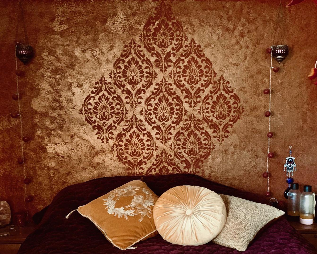 Makuuhuoneen käsinmaalattu seinä.