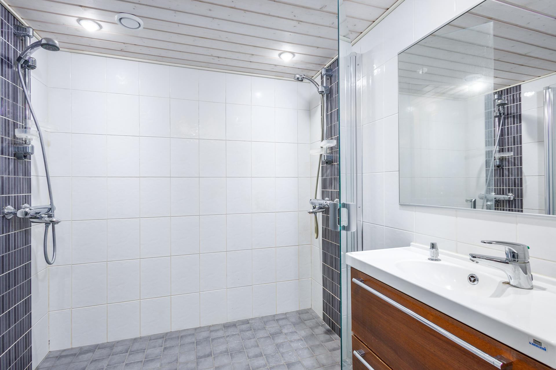 Pesuhuone, kaksi suihkua