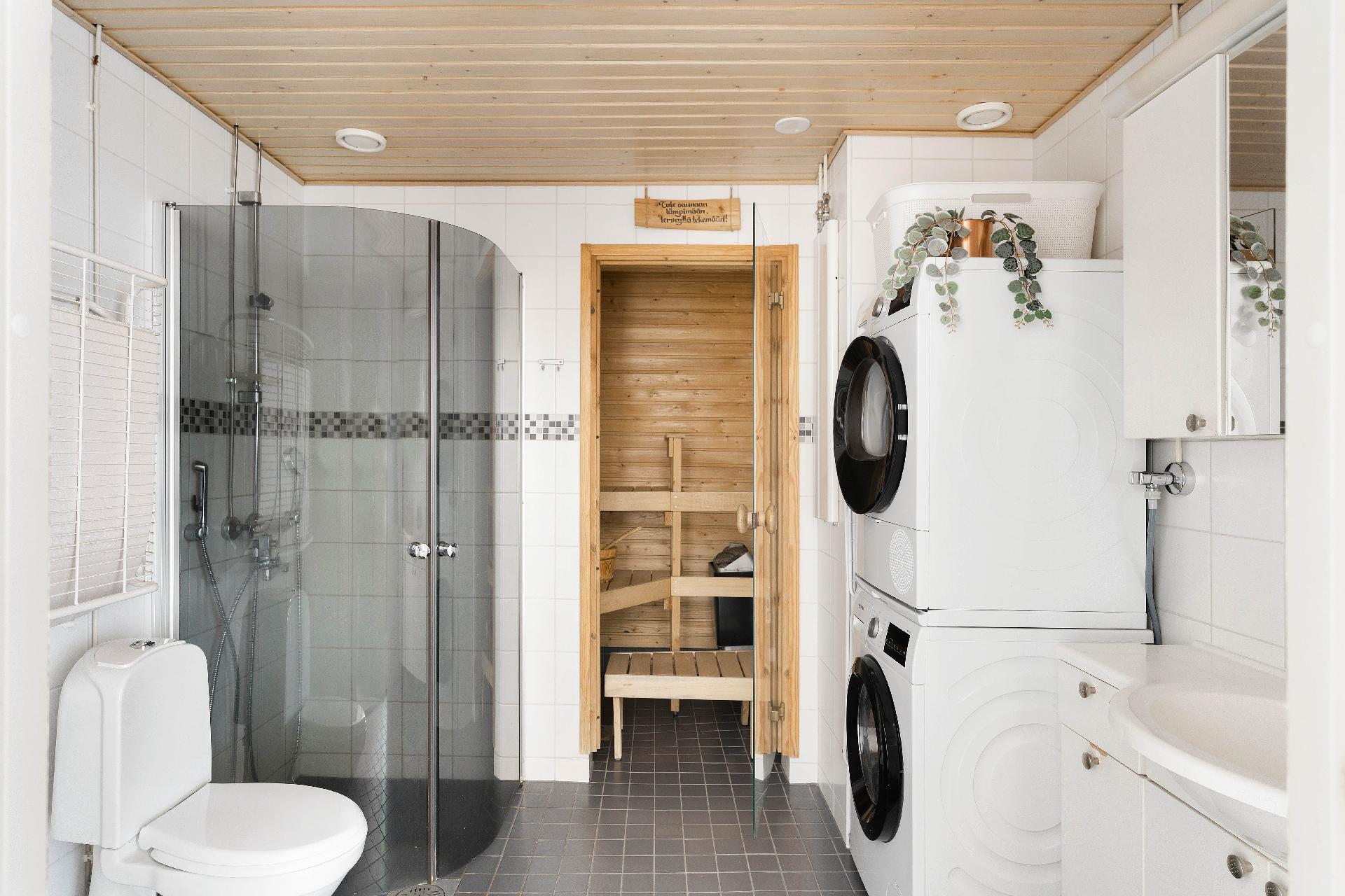 Kylpyhuoneeseen mahtuu hyvin tarvittavat toiminnot.