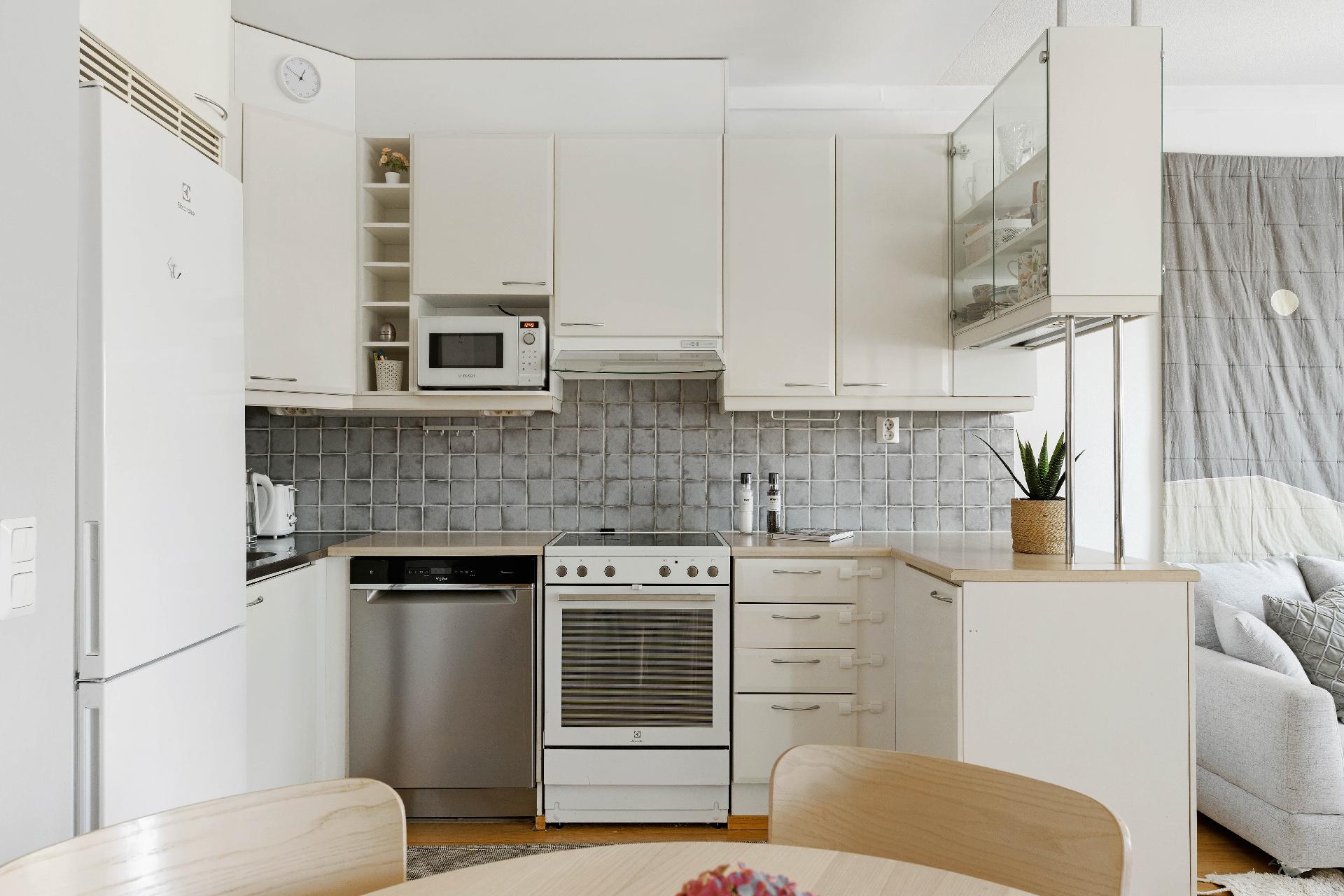 Avoimessa keittiössä on hyvin säilytys- ja työtilaa.