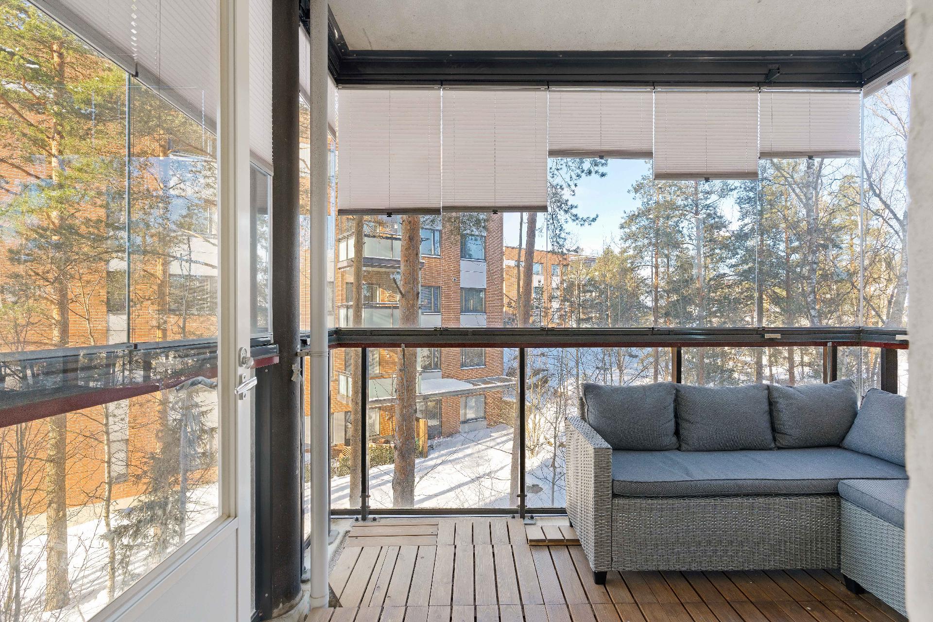 Metsäiset näkymät kesät talvet.