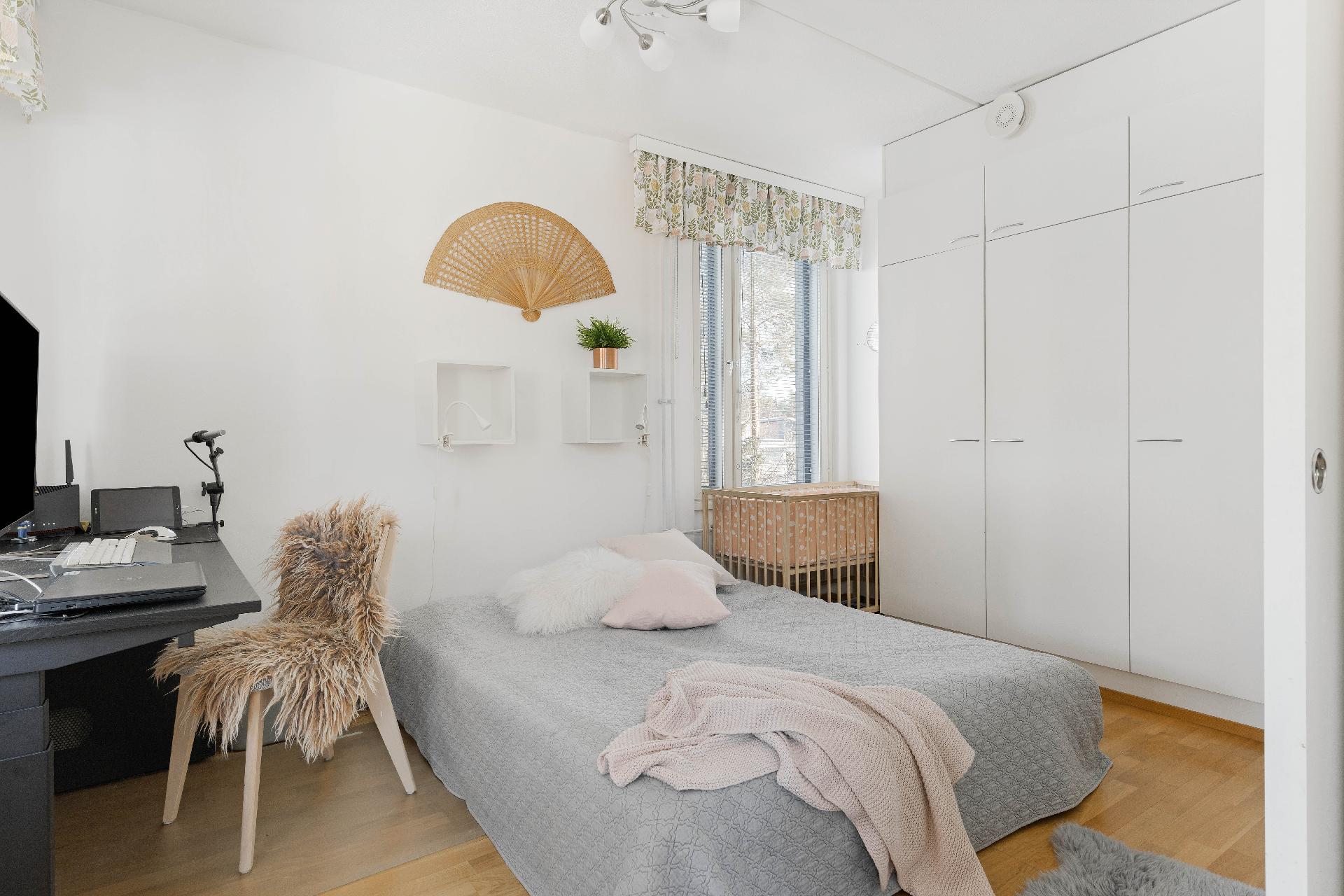 Hyvin mahtuu työtila ja vauvan sänky.