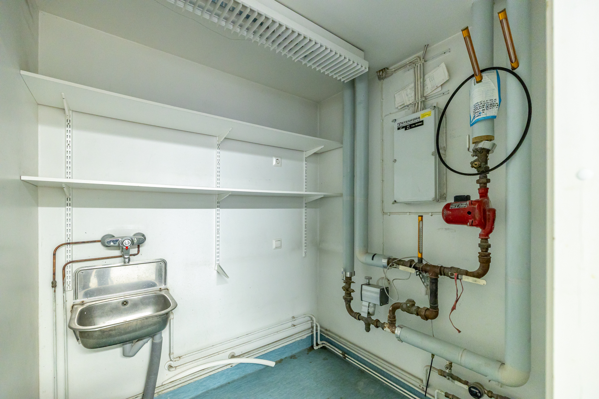 varastohuone keittiönurkkauksen vieressä