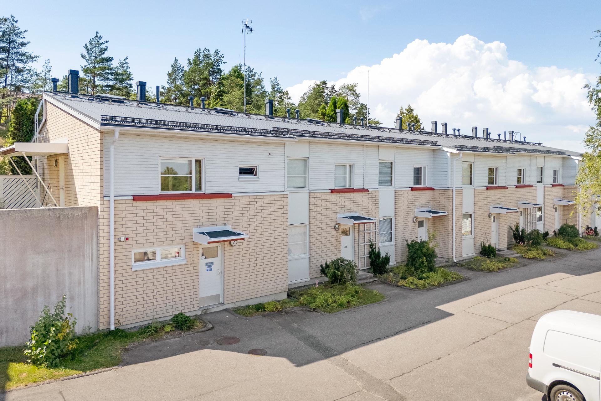 Autopaikka heti asunnon edessä