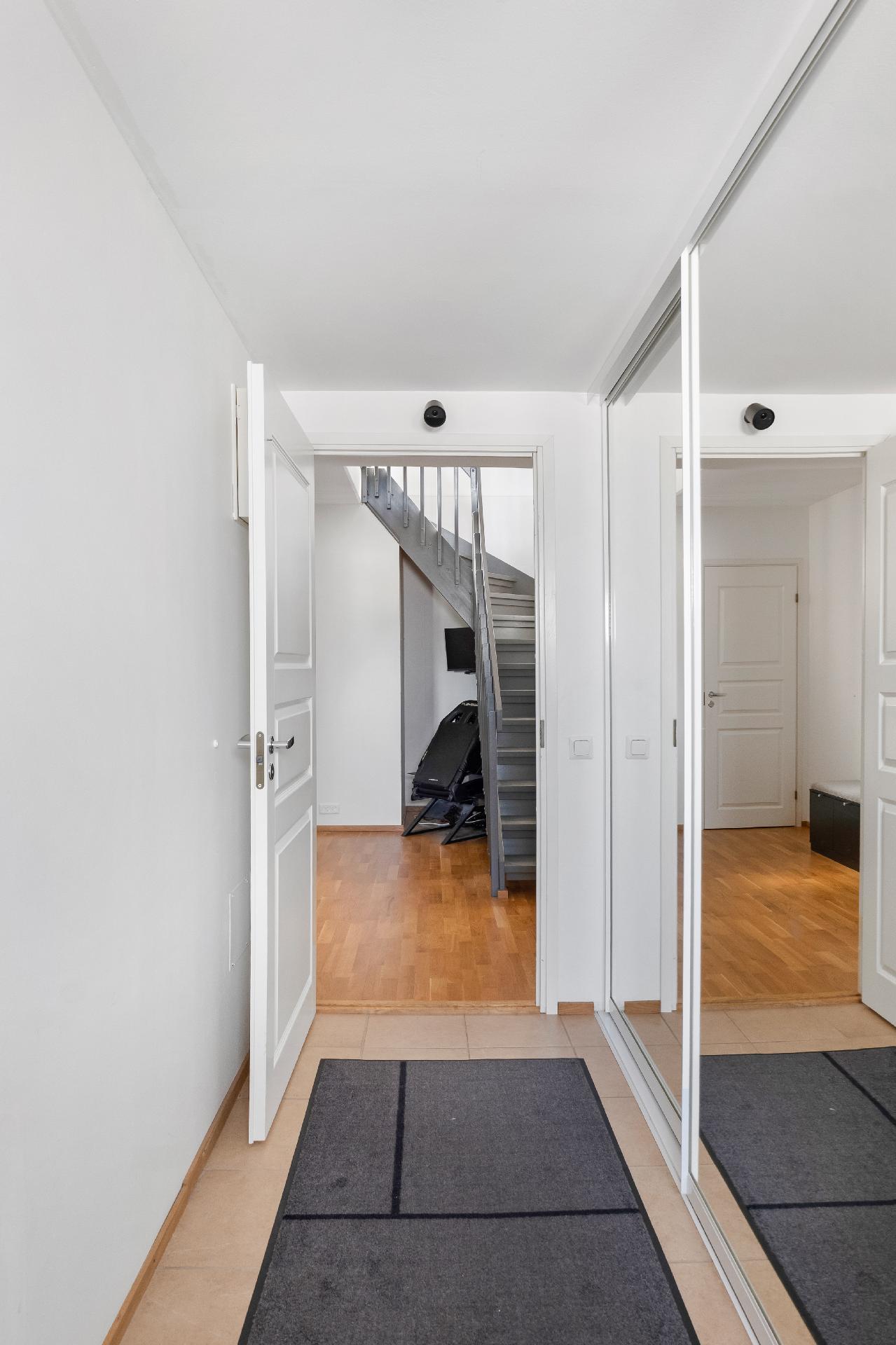 Eteinen, jossa runsaasti kaappitilaa