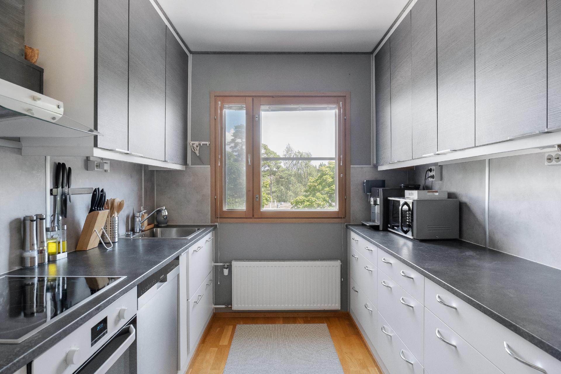 Toimiva keittiö, paljon laskutillaa