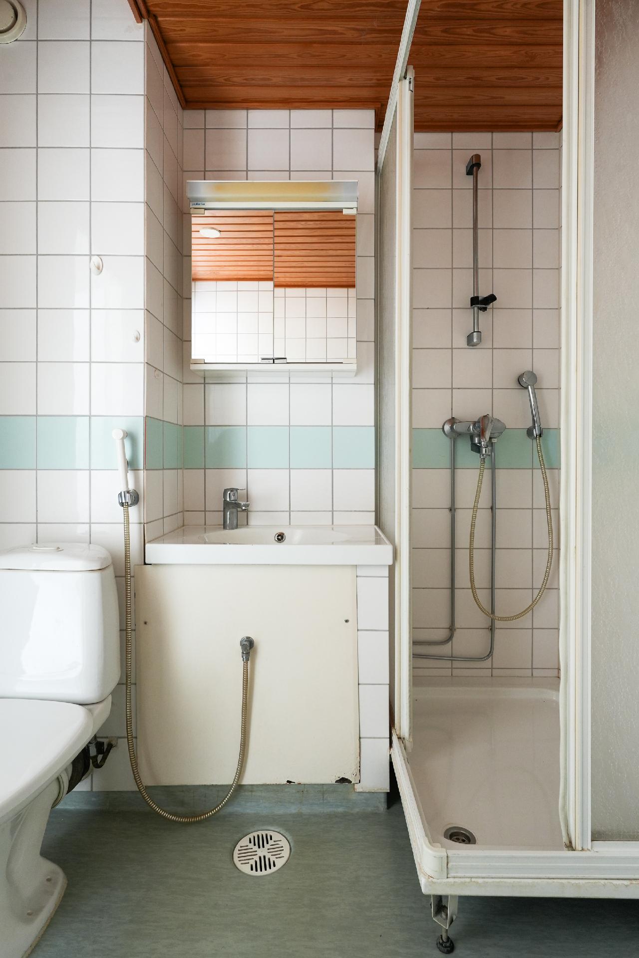 Kylpyhuoneen suihkukaappi