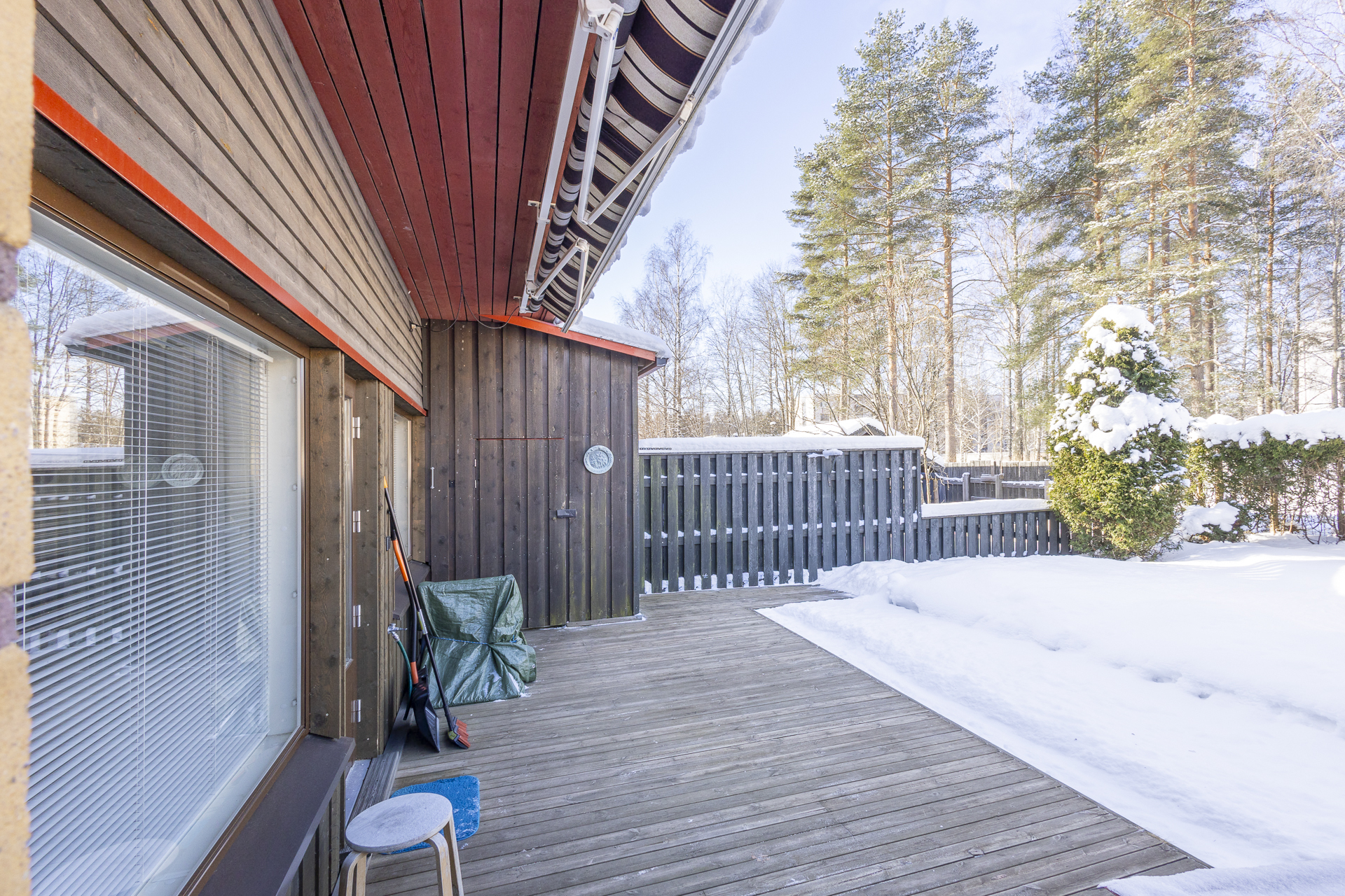 takaterassi ja ulkovarasto