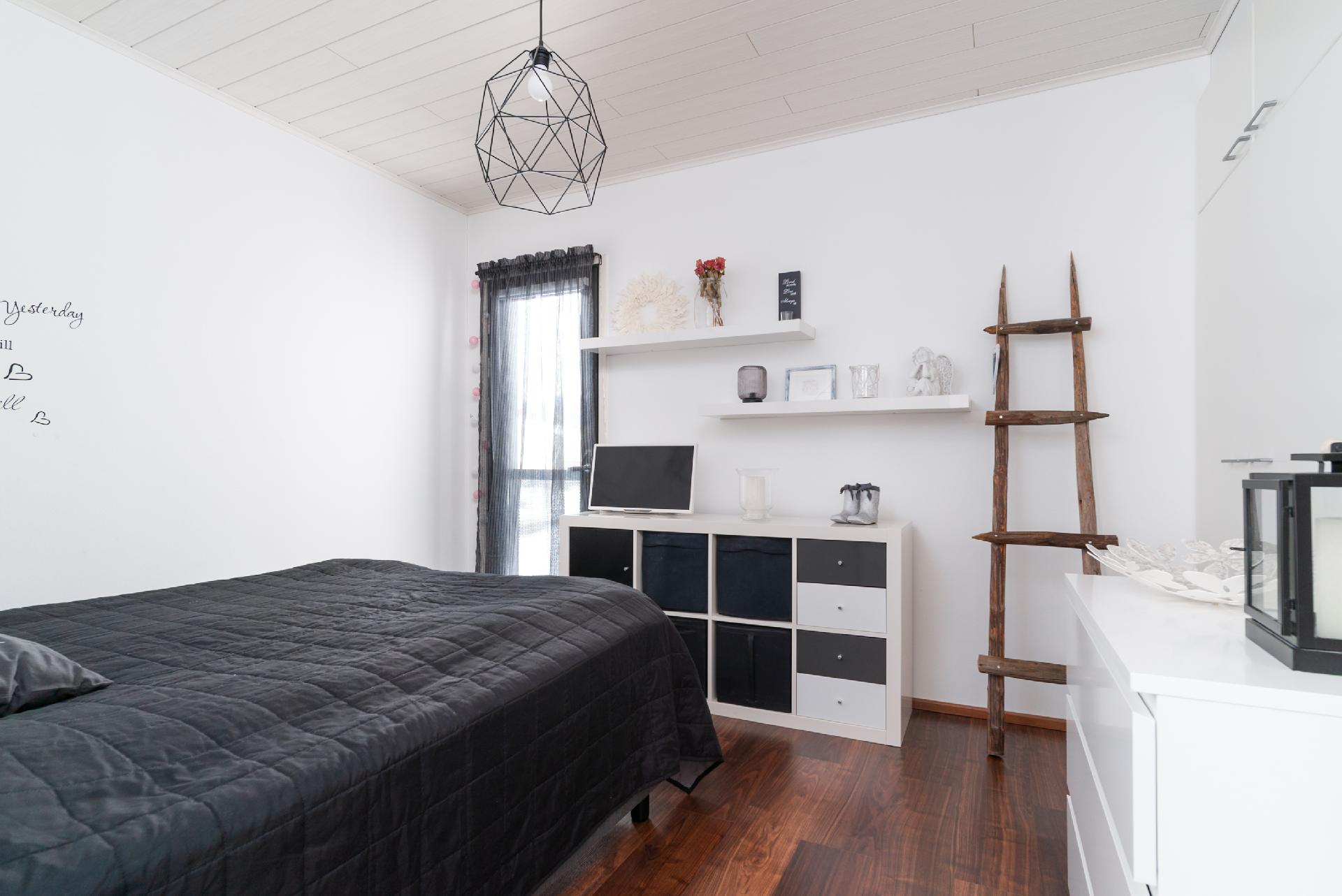 yläkerran makuuhuone 1