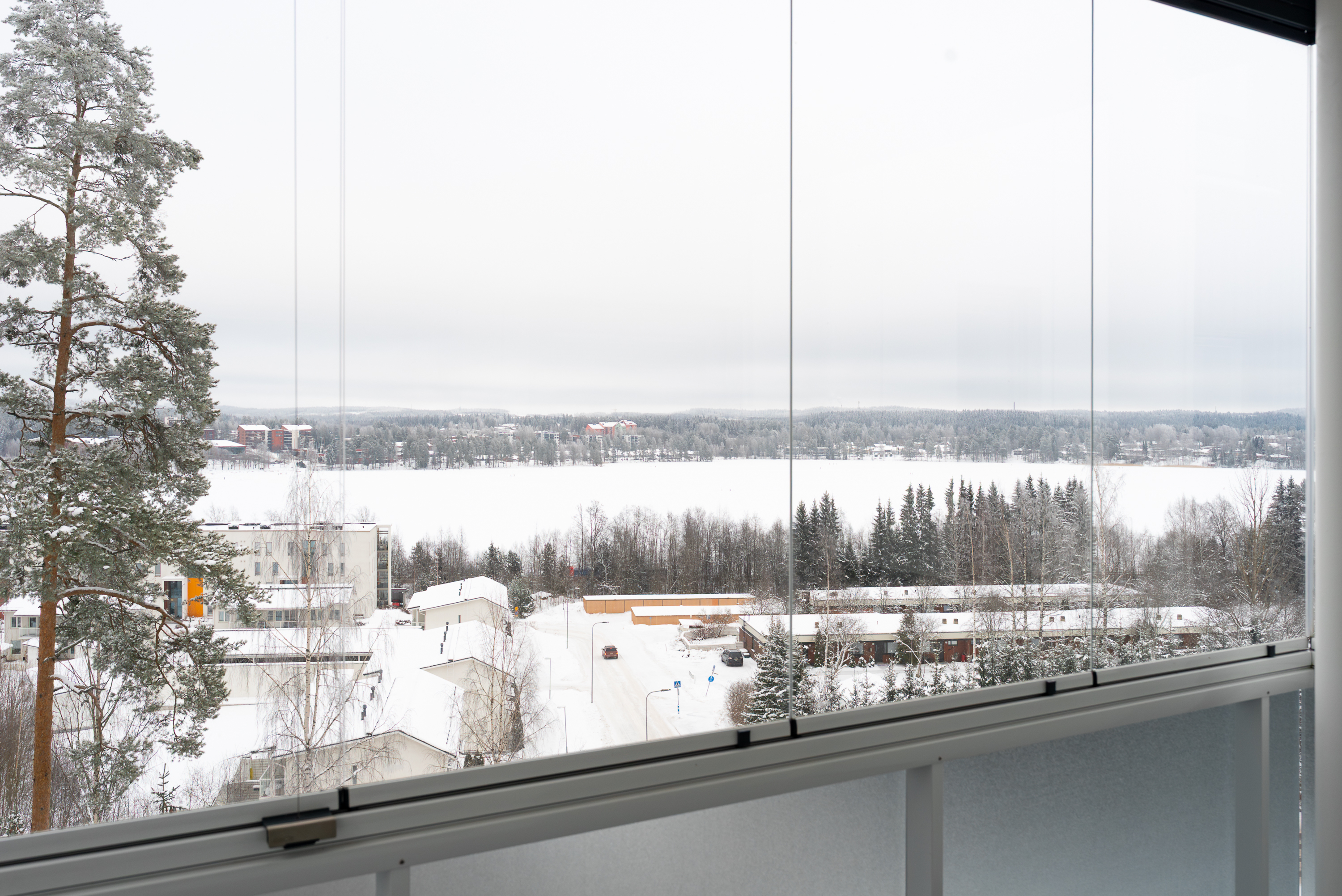 Lasitetulta parvekkeelta järvimaisemat