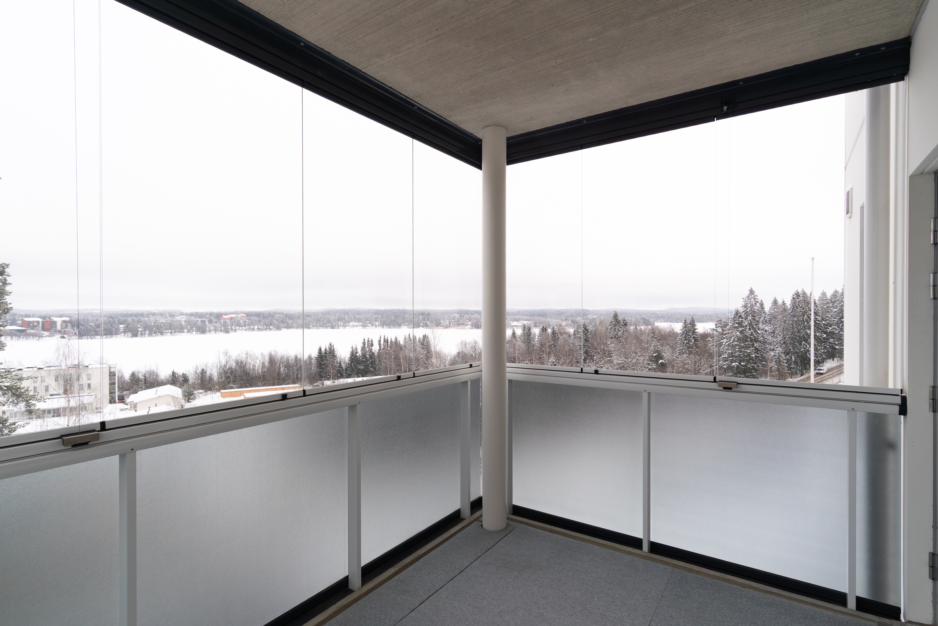 Lasitetulta parvekkeelta järvimaisemat