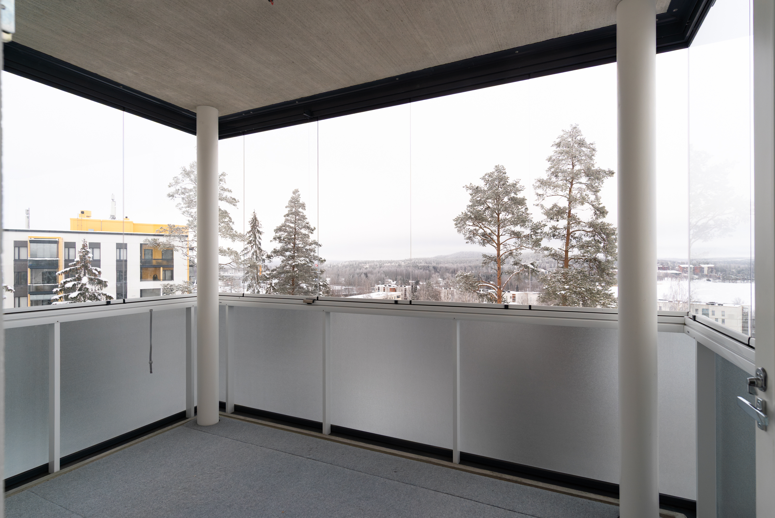 Lasitetulta parvekkeelta järvimaisemat