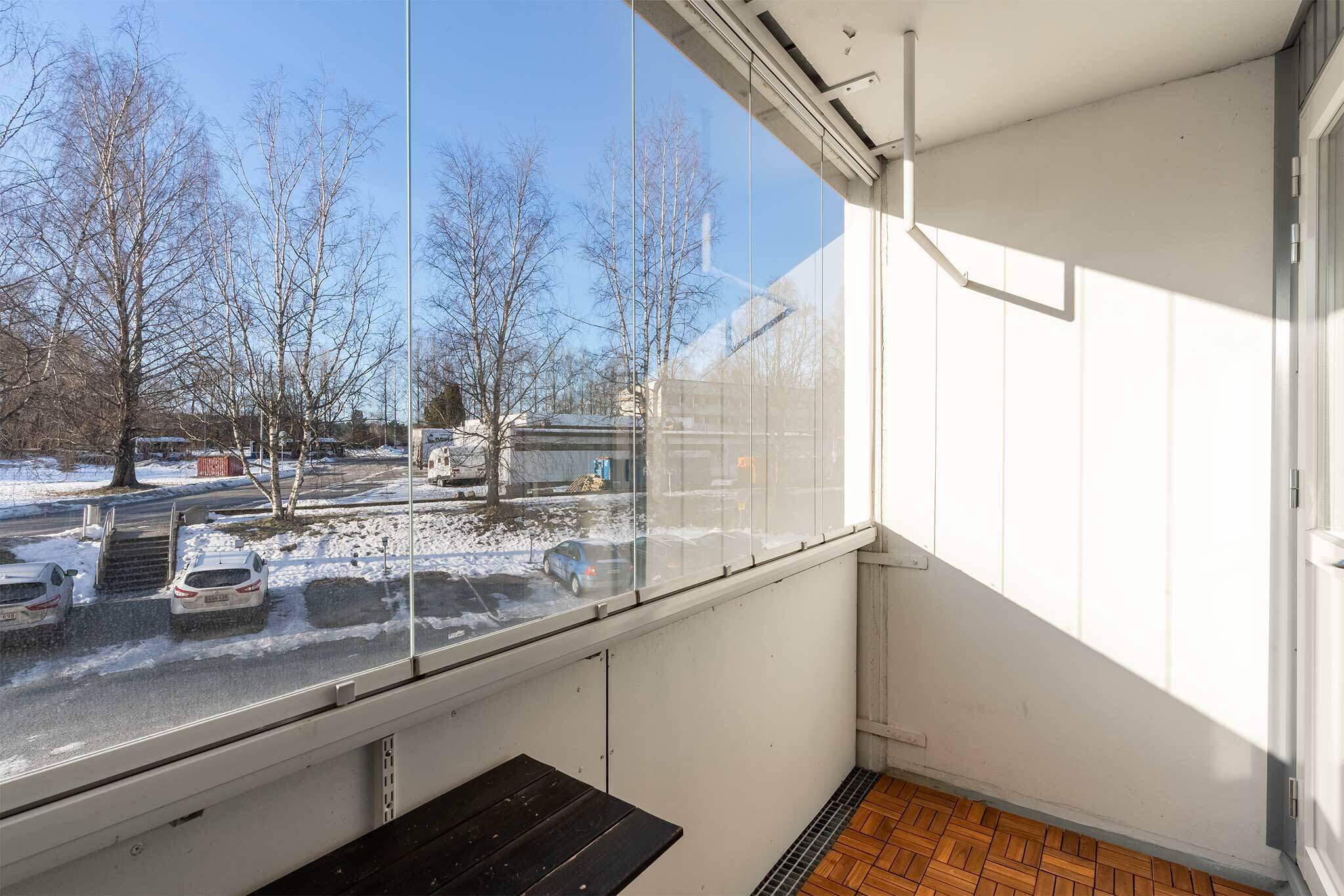 Aurinkoinen parveke etelän suuntaan