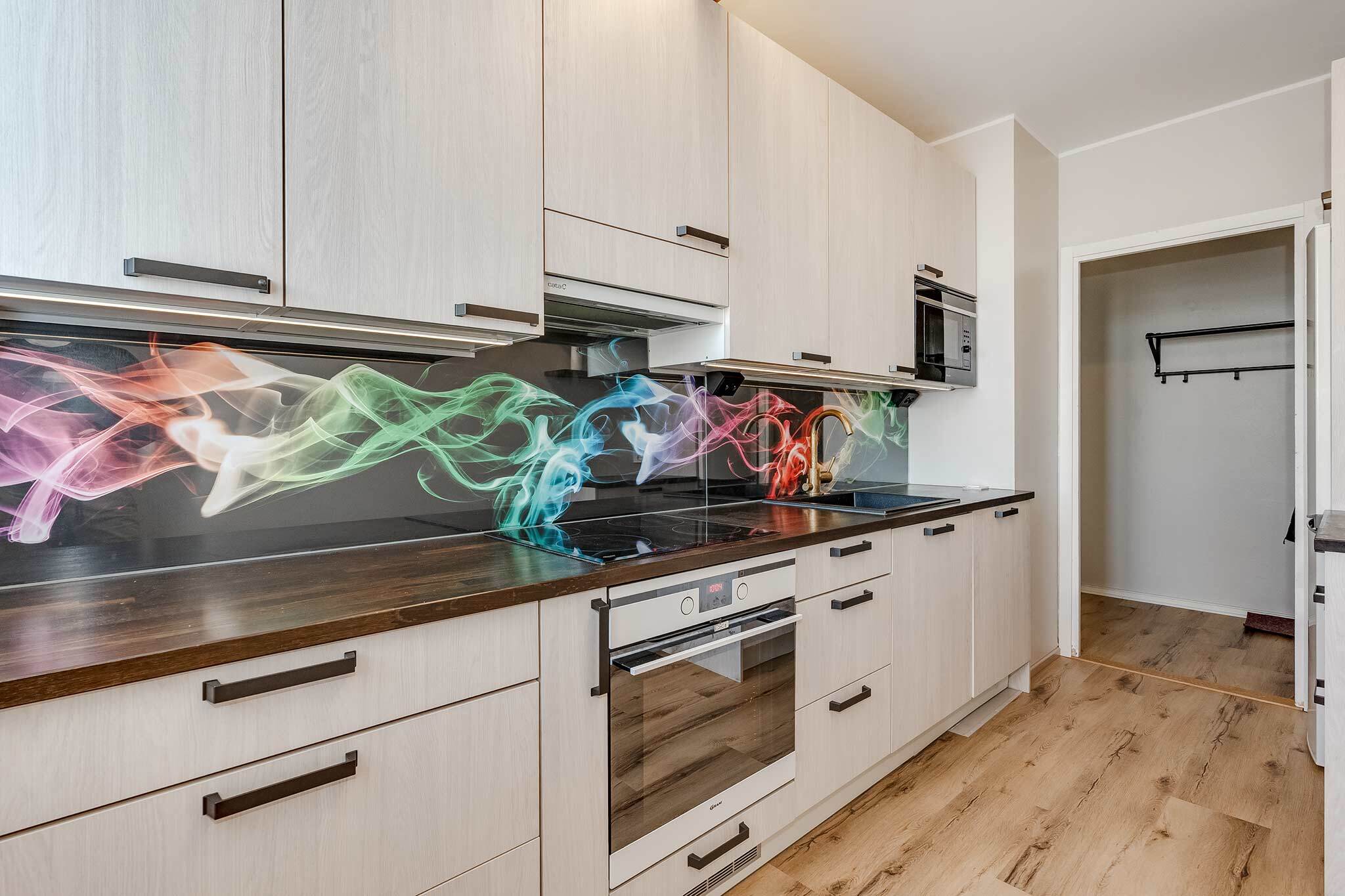 Laadukkaasti remontoitu keittiö integroiduin kodinkonein