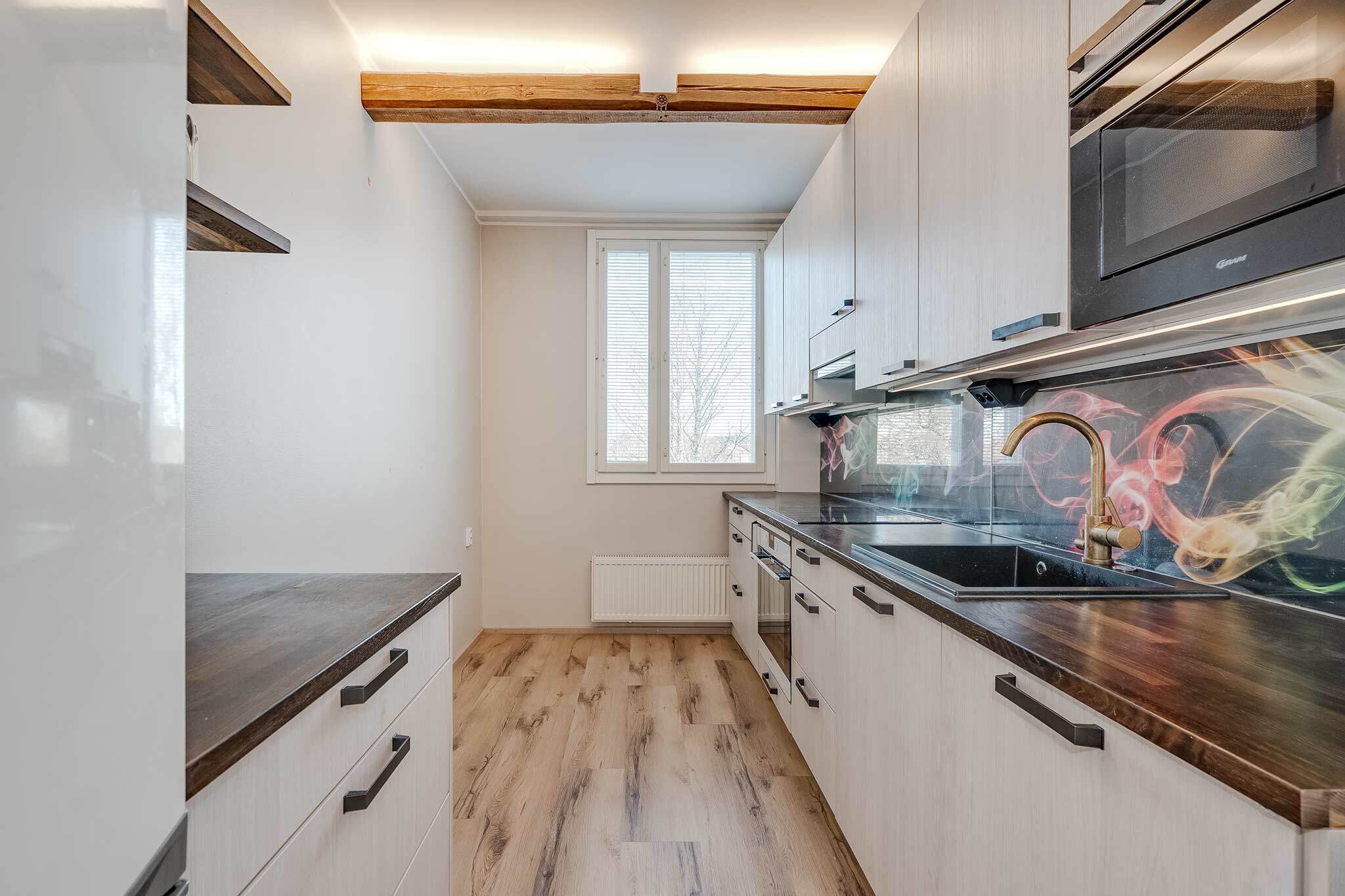 Keittiöön mahtuu myös pieni ruokapöytä