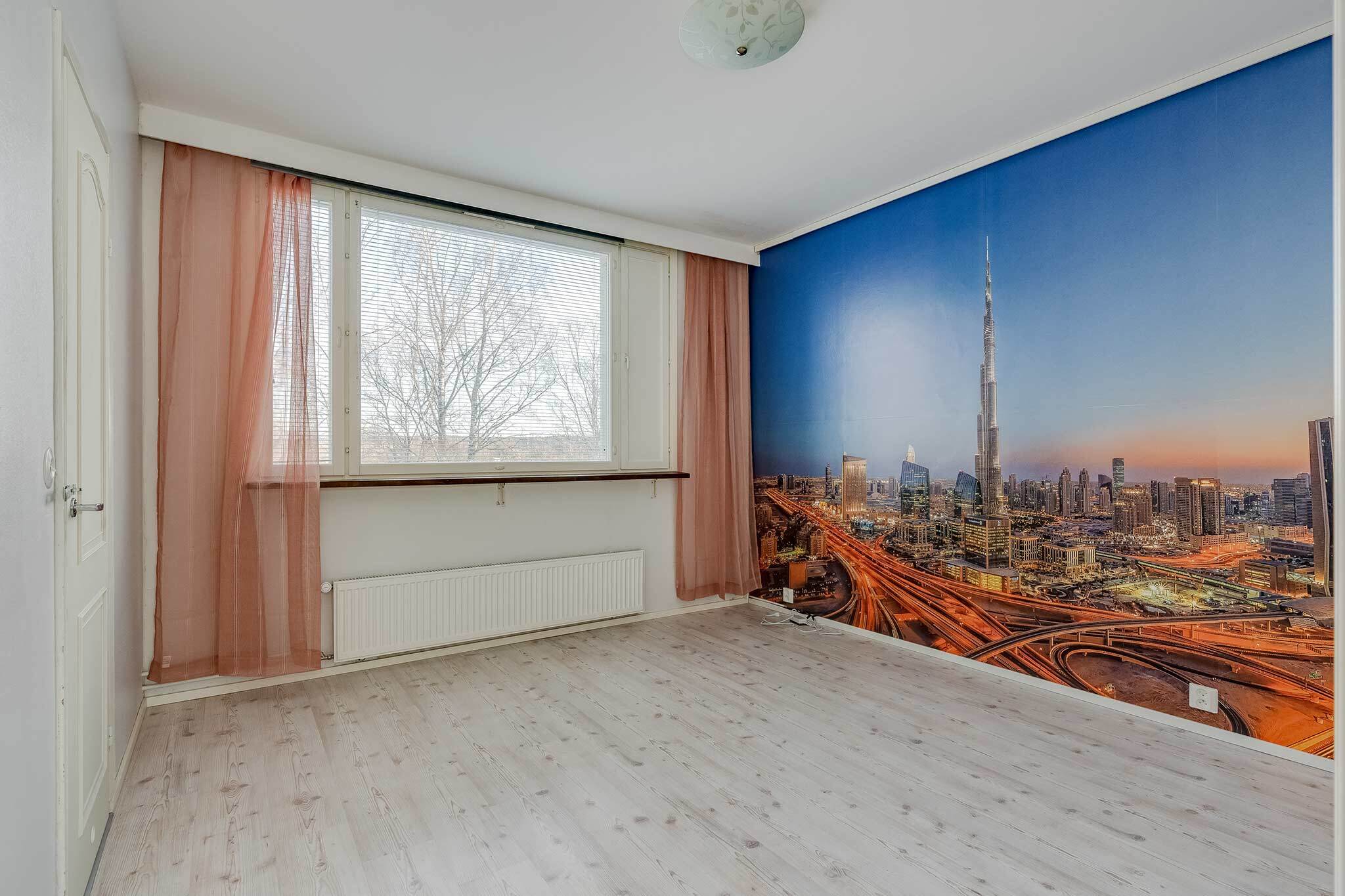 Makuuhuoneen yhdellä seinällä on myös valokuvatapetti