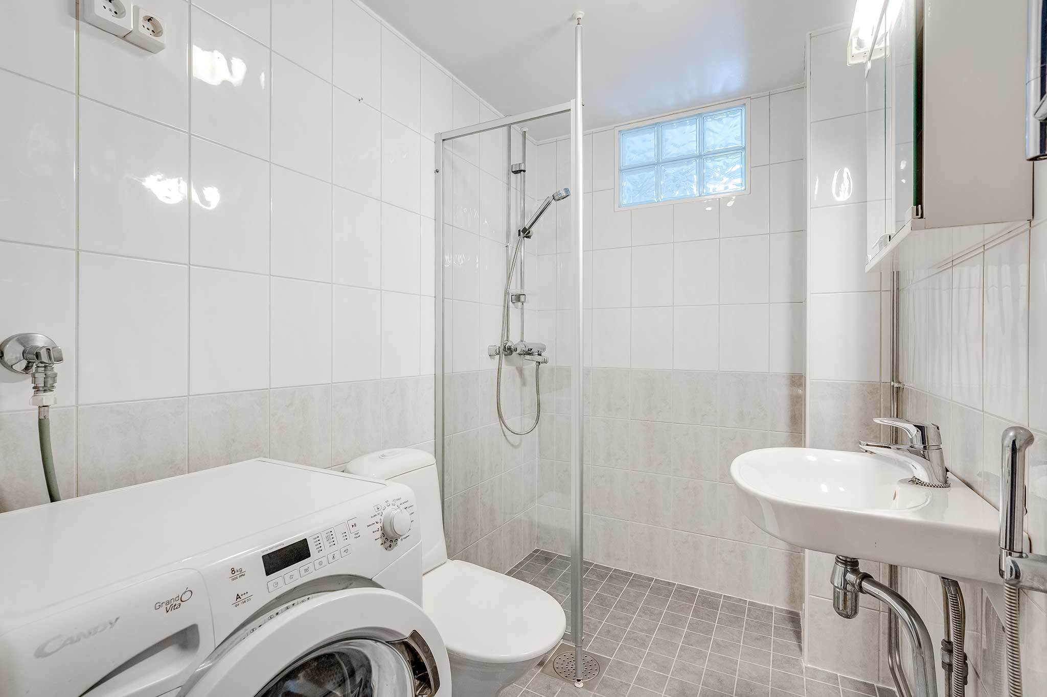 Raikas kylpyhuone on remontoitu taloyhtiön putkiremontin yhteydessä v. 2010